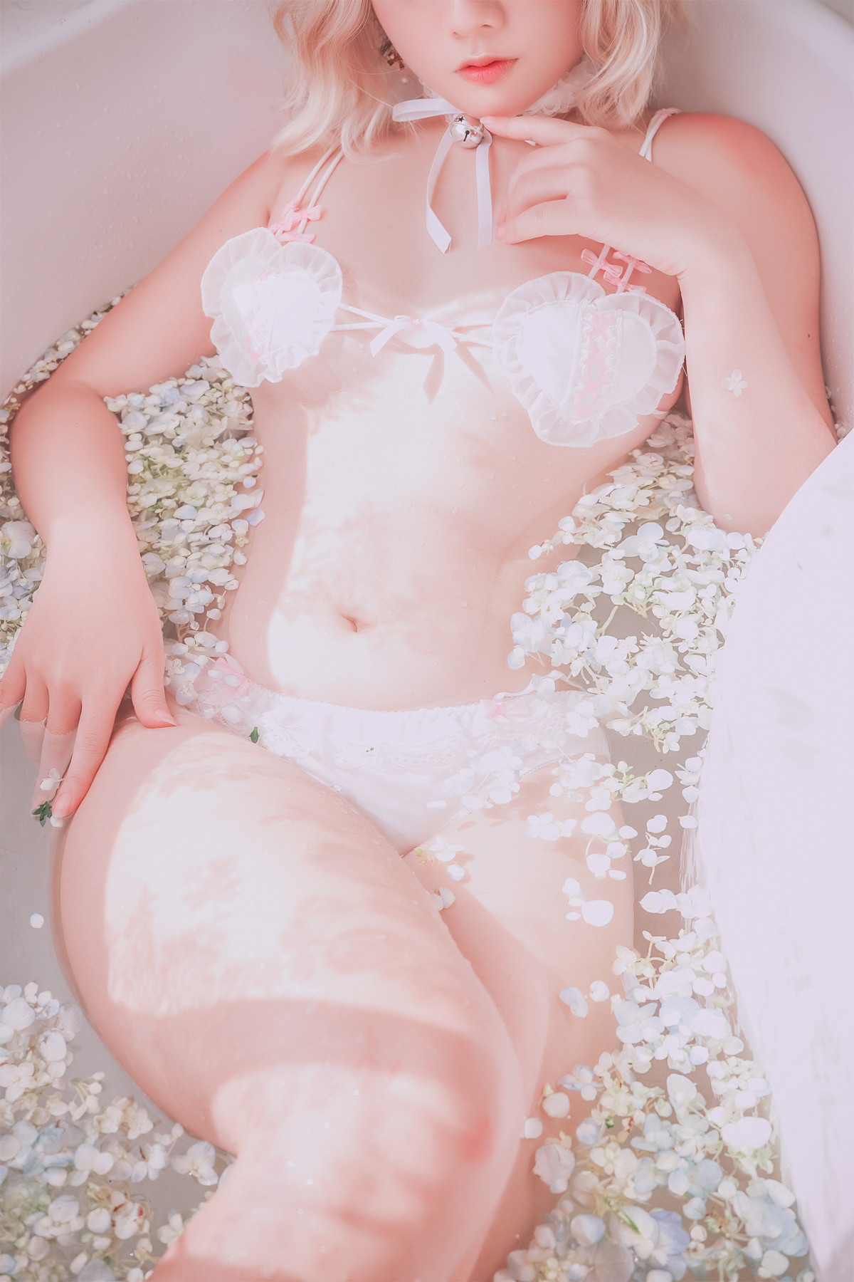 Xgyw.Net_越南小姐姐Messie Huang-Pure Bath主题私房浴缸里花瓣浴情趣内衣诱惑写真26P