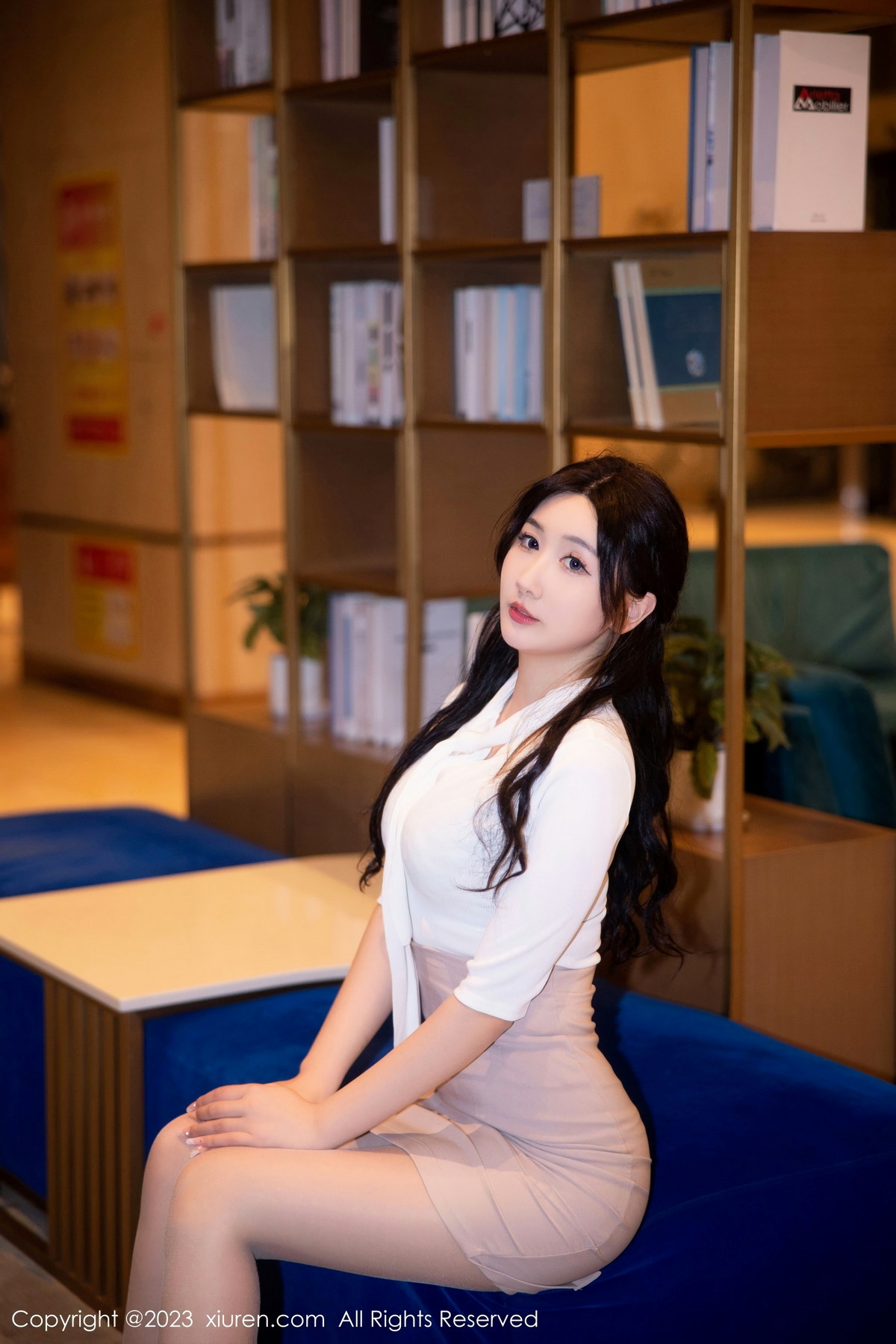 Xgyw.Net_XiuRen第6207期_模特江真真白色Ol职业装露淡蓝色蕾丝内衣秀丰腴身姿迷人写真110P