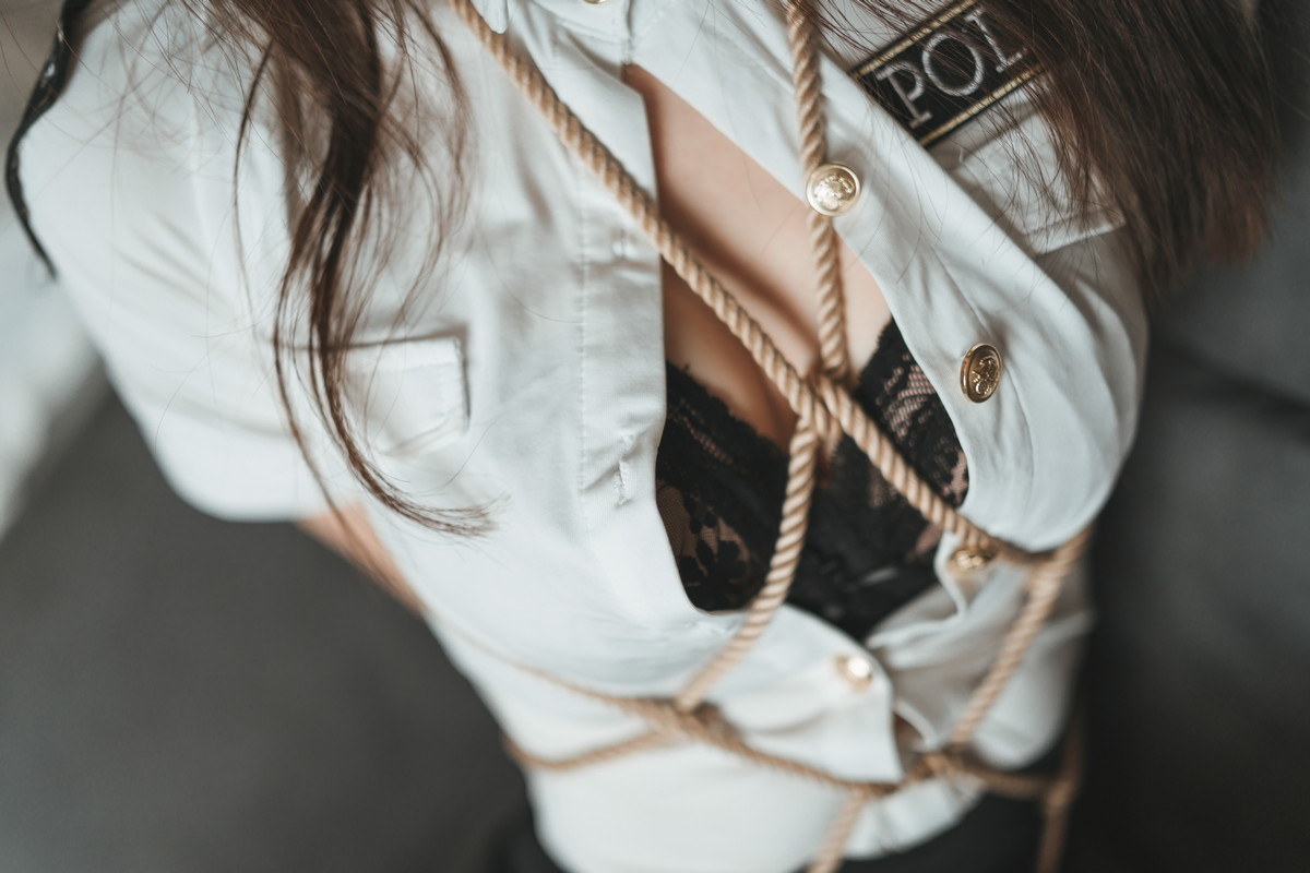 Xgyw.Net_网络美女51酱制服主题性感女警制服情趣捆绑半脱露黑色蕾丝内衣诱惑写真71P