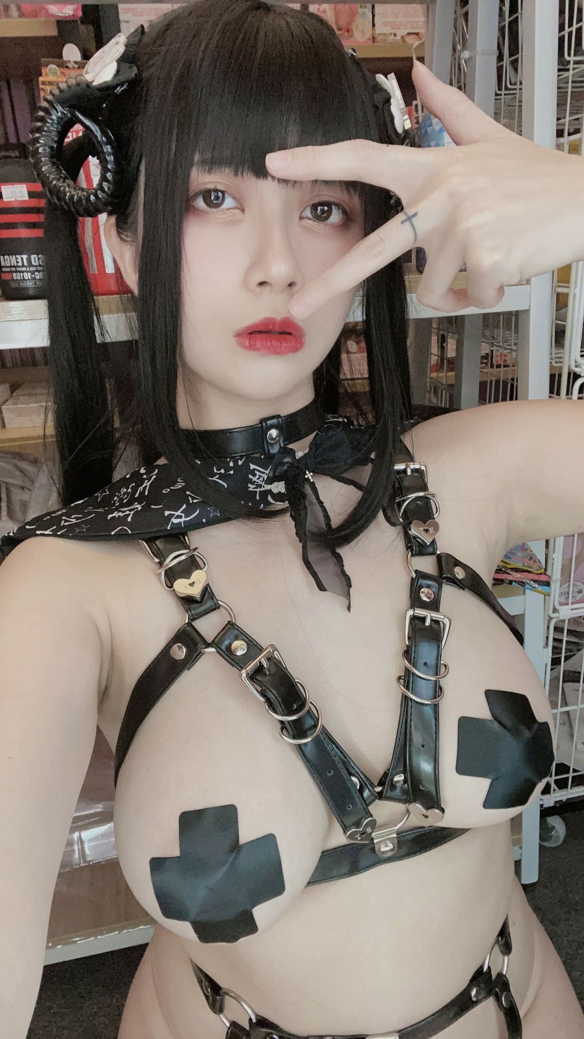 Xgyw.Net_网络美女Hieey Heika嗨兒魅魔主题性感黑色带子情趣服饰露豪乳遮点诱惑写真92P
