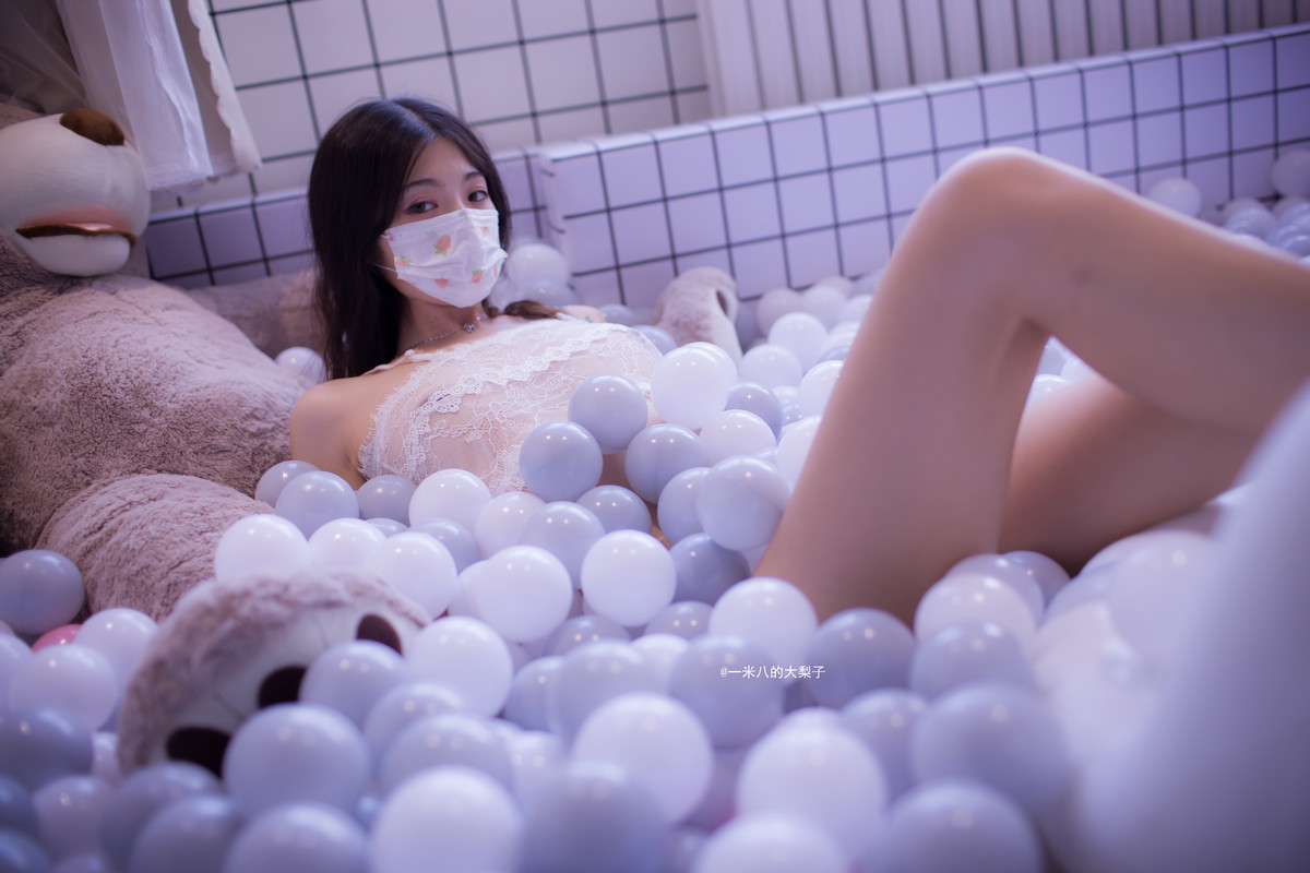 Xgyw.Net_网络美女一米八的大梨子海洋球主题波波池性感白色蕾丝内衣秀惹火身材诱惑写真32P