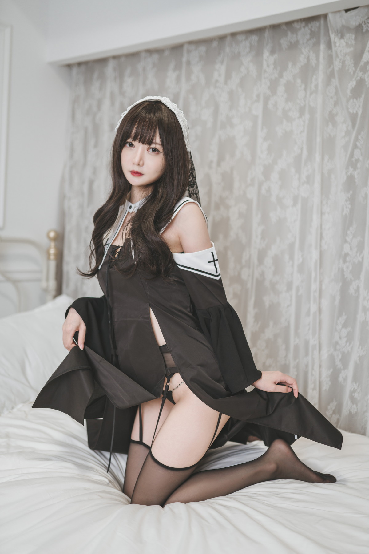 Xgyw.Net_网络美女51酱修女主题私房床上性感黑色修女服饰配黑丝吊袜秀翘臀美腿诱惑写真33P