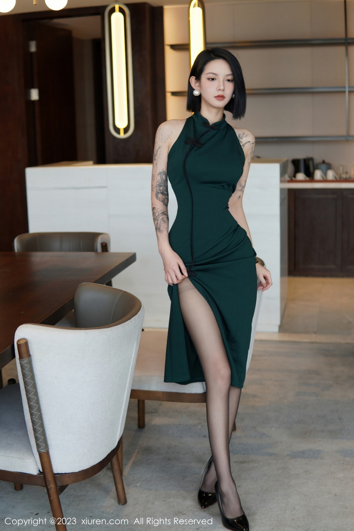 Xgyw.Net_XiuRen第6205期_模特乔一一脱深绿色旗袍服露性感黑色内衣配开档黑丝诱惑写真84P