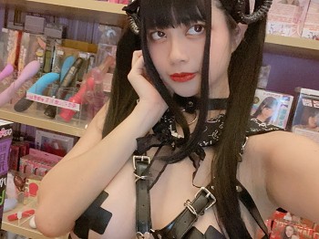 网络青春美女Hieey Heika嗨兒魅魔主题性感黑色带子骚扰服饰露豪乳遮点骚扰写真92P