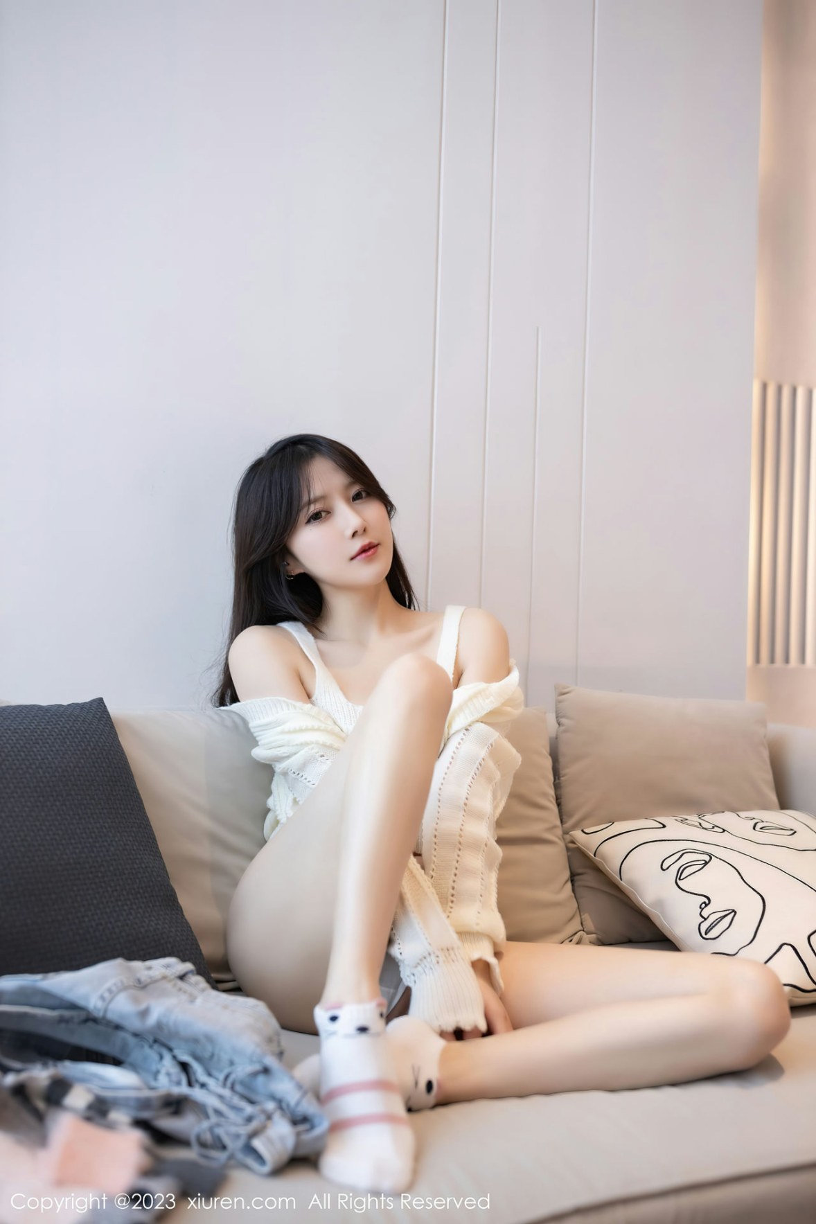 Xgyw.Net_XiuRen第6216期_模特鱼子酱Fish白上衣配性感牛仔短裤半脱秀完美身材诱惑写真78P