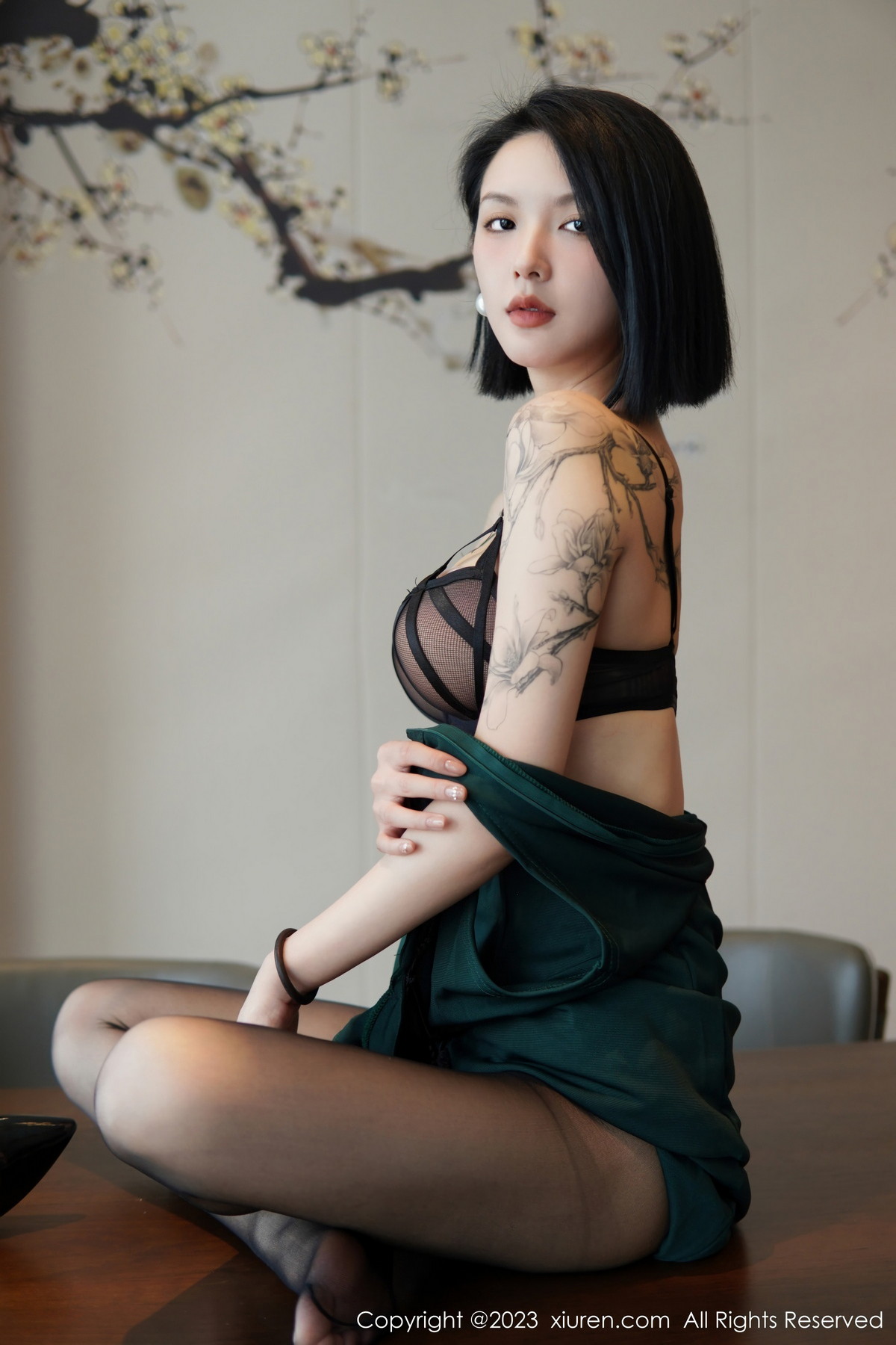Xgyw.Net_XiuRen第6205期_模特乔一一脱深绿色旗袍服露性感黑色内衣配开档黑丝诱惑写真84P