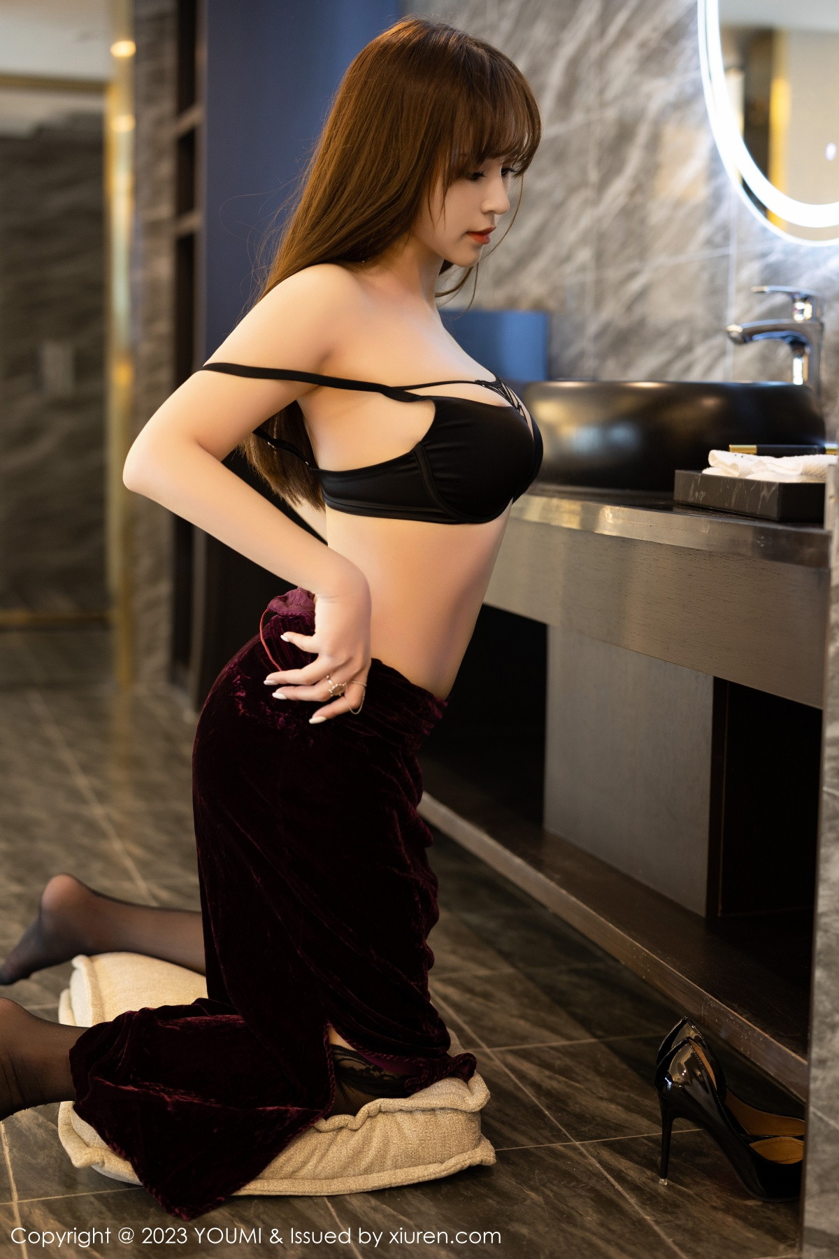 Xgyw.Net_[YouMi尤蜜荟]Vol.899_模特icy猪性感黑色吊裙配黑丝吊袜秀魔鬼凹凸身材迷人诱惑写真71P