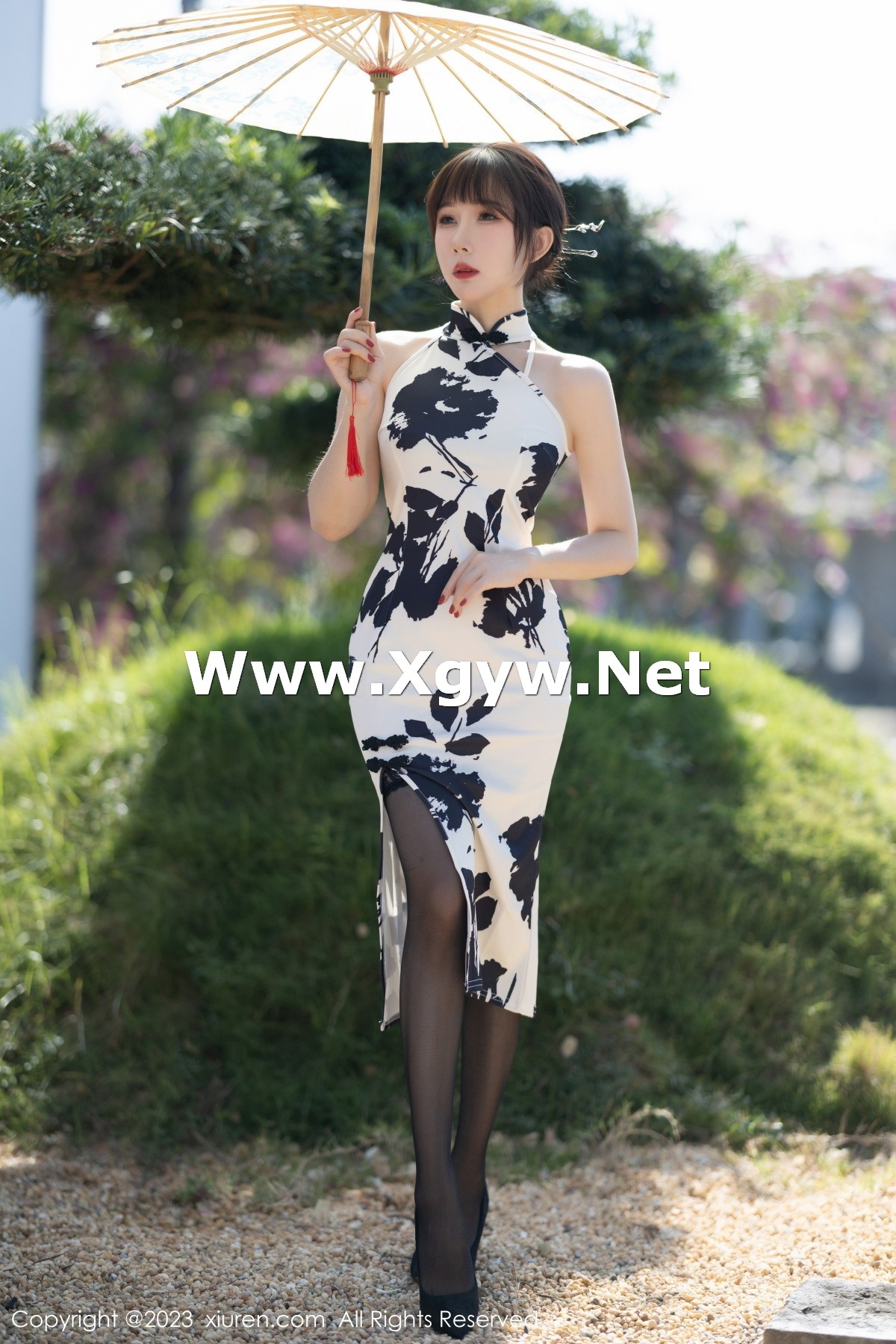 Xgyw.Net_XiuRen第6241期_模特波巧酱脱白色带图案旗袍露性感黑色蕾丝内衣迷人诱惑写真88P