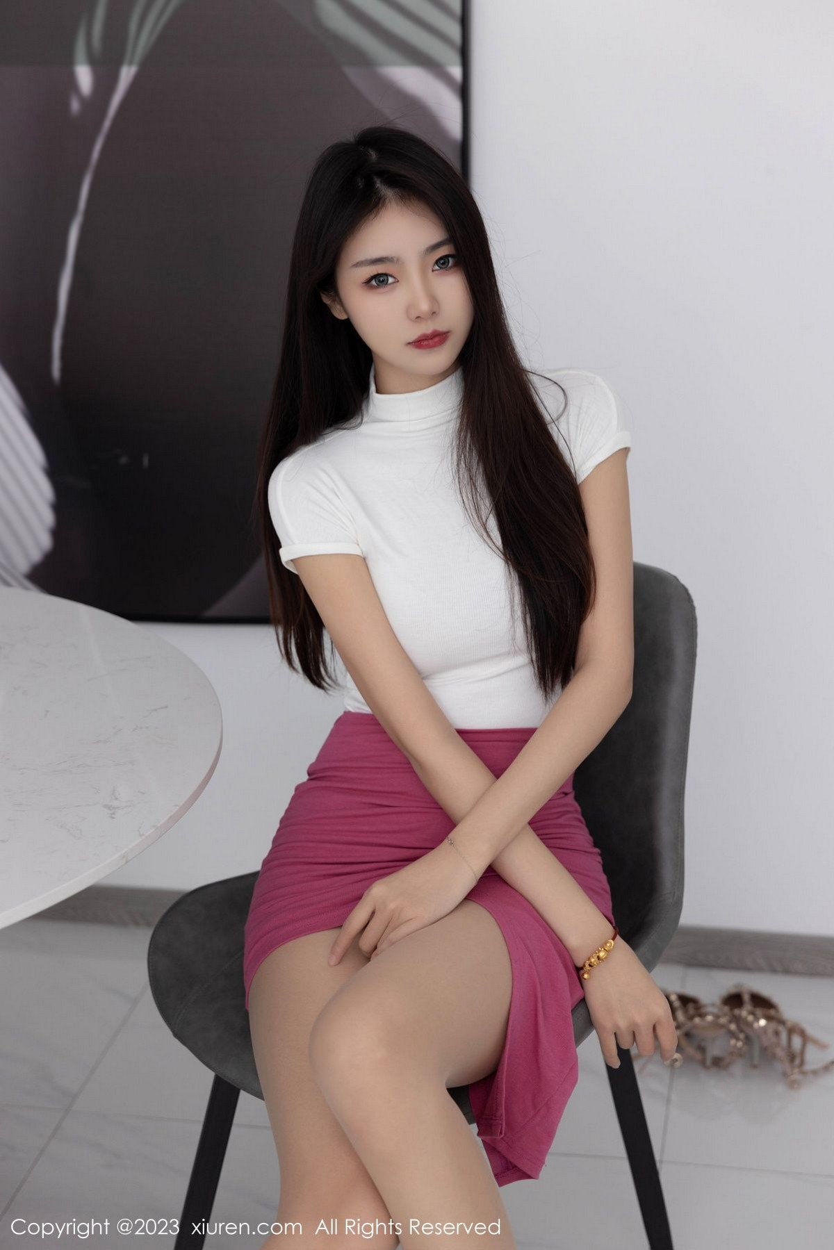 Xgyw.Net_XiuRen第6239期_模特可乐Vicky性感白色收身衣配红短裙超薄肉丝秀美腿诱惑写真77P