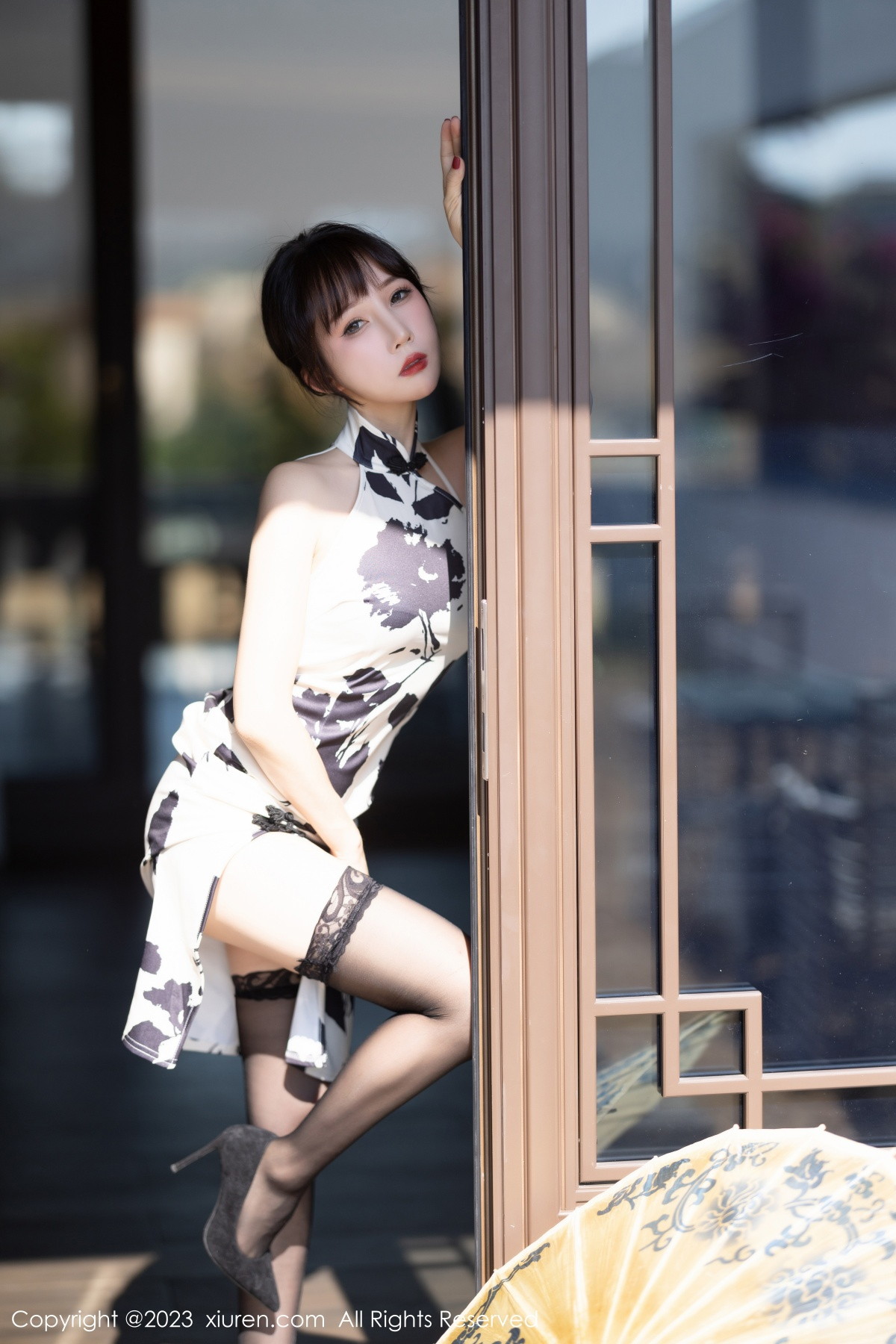 Xgyw.Net_XiuRen第6241期_模特波巧酱脱白色带图案旗袍露性感黑色蕾丝内衣迷人诱惑写真88P