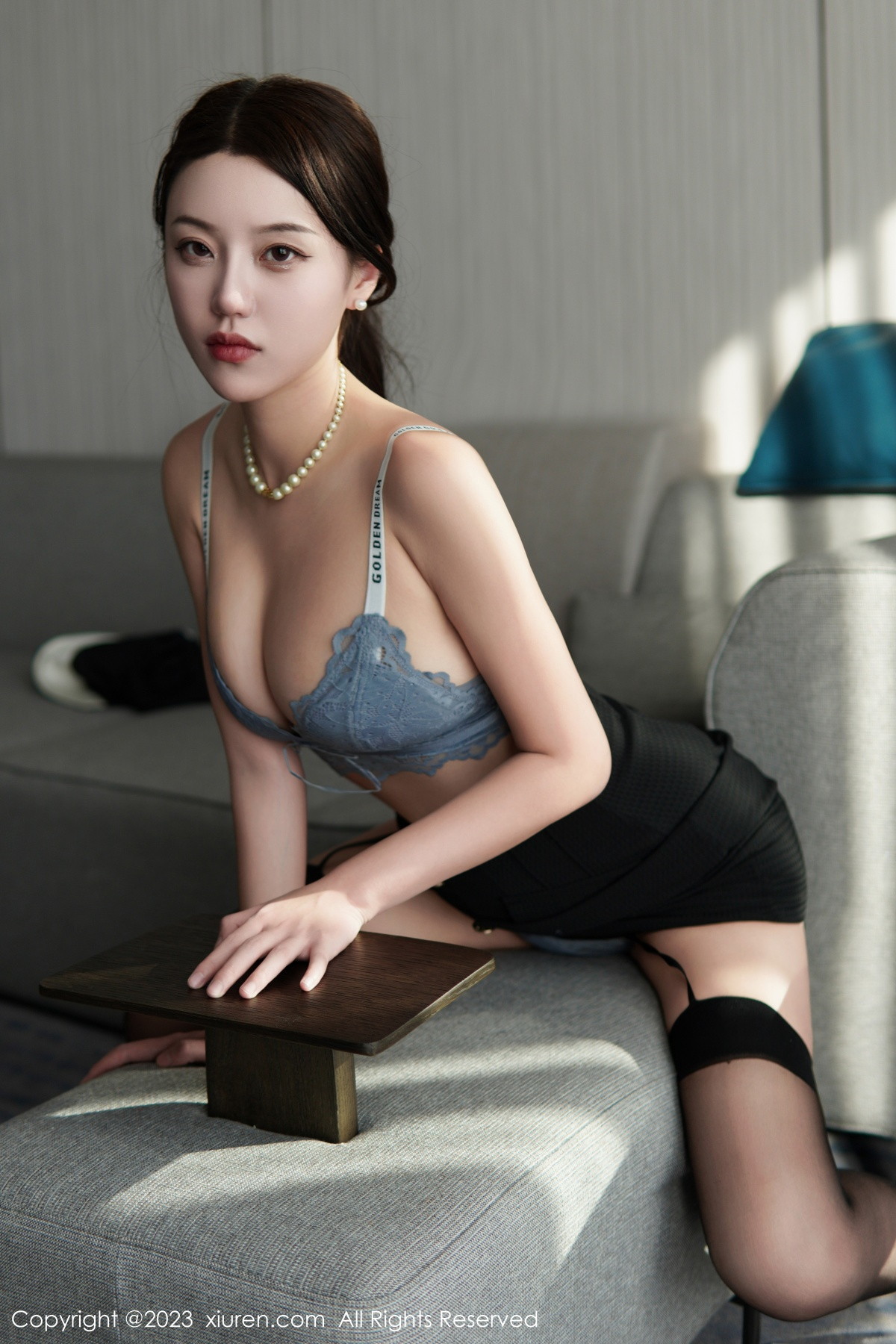 Xgyw.Net_XiuRen第6231期_模特米娜MnaL性感OL装扮半脱露蕾丝内衣配黑丝吊袜诱惑写真83P