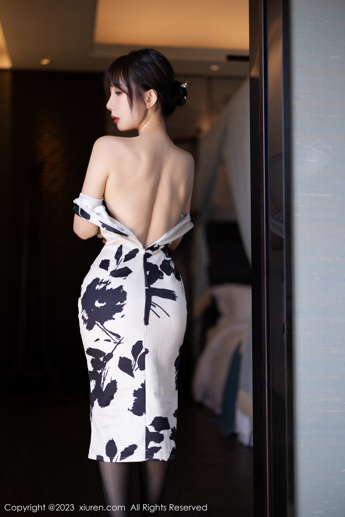 Xgyw.Net_XiuRen第6241期_模特波巧酱脱白色带图案旗袍露性感黑色蕾丝内衣迷人诱惑写真88P