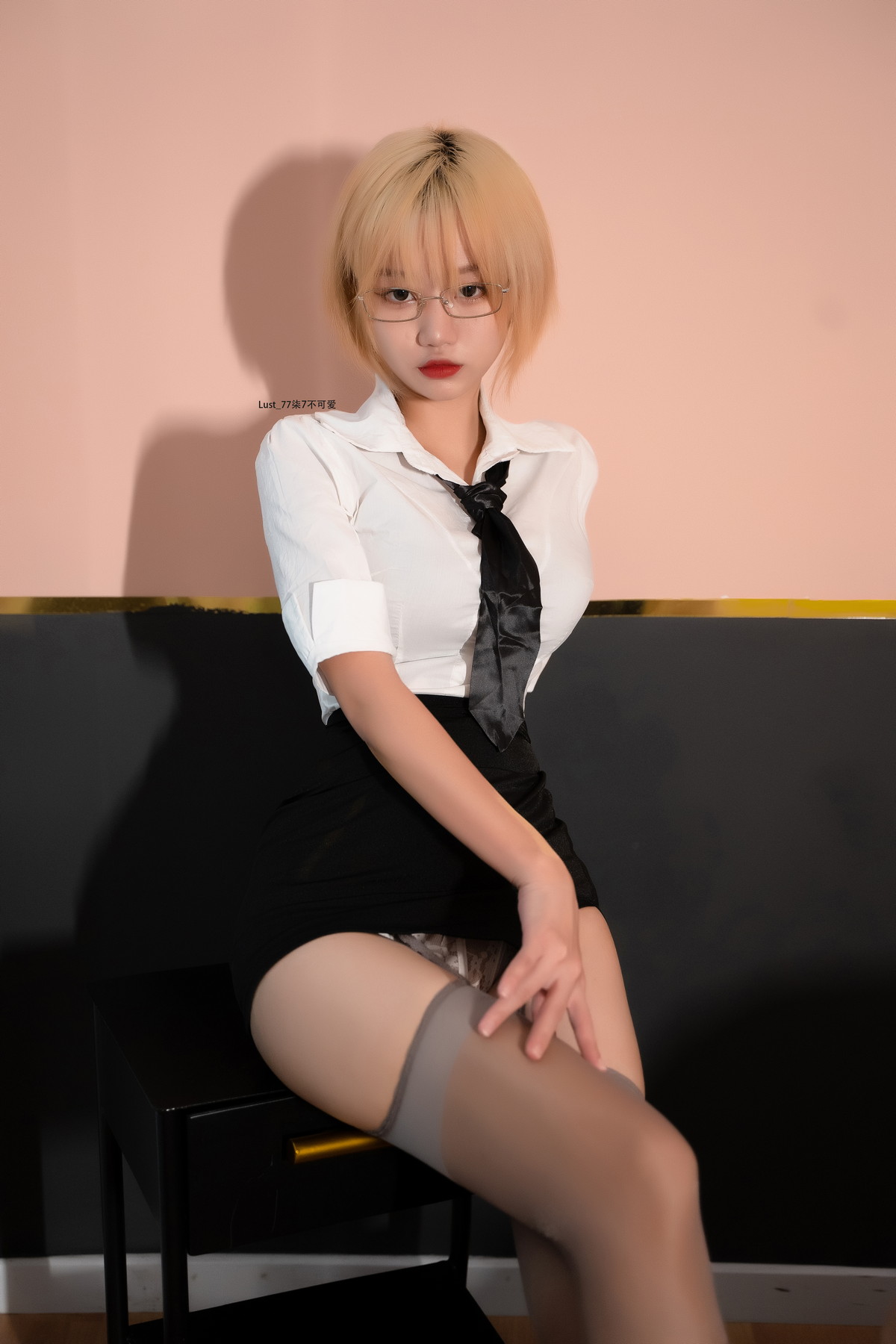 Xgyw.Net_动漫博主柒柒要乖哦黑丝制服主题性感白T配黑色短裙露闪亮肉丝秀美腿诱惑写真100P