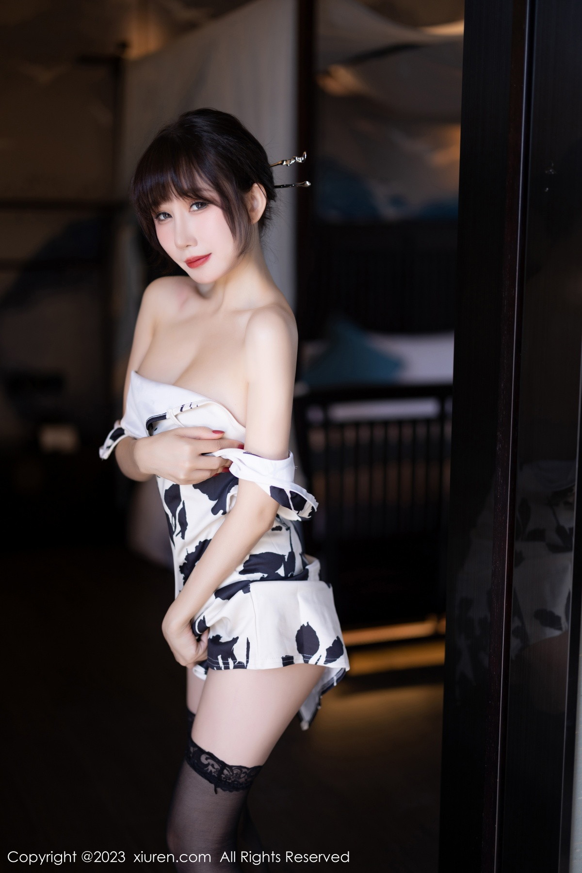 Xgyw.Net_XiuRen第6241期_模特波巧酱脱白色带图案旗袍露性感黑色蕾丝内衣迷人诱惑写真88P