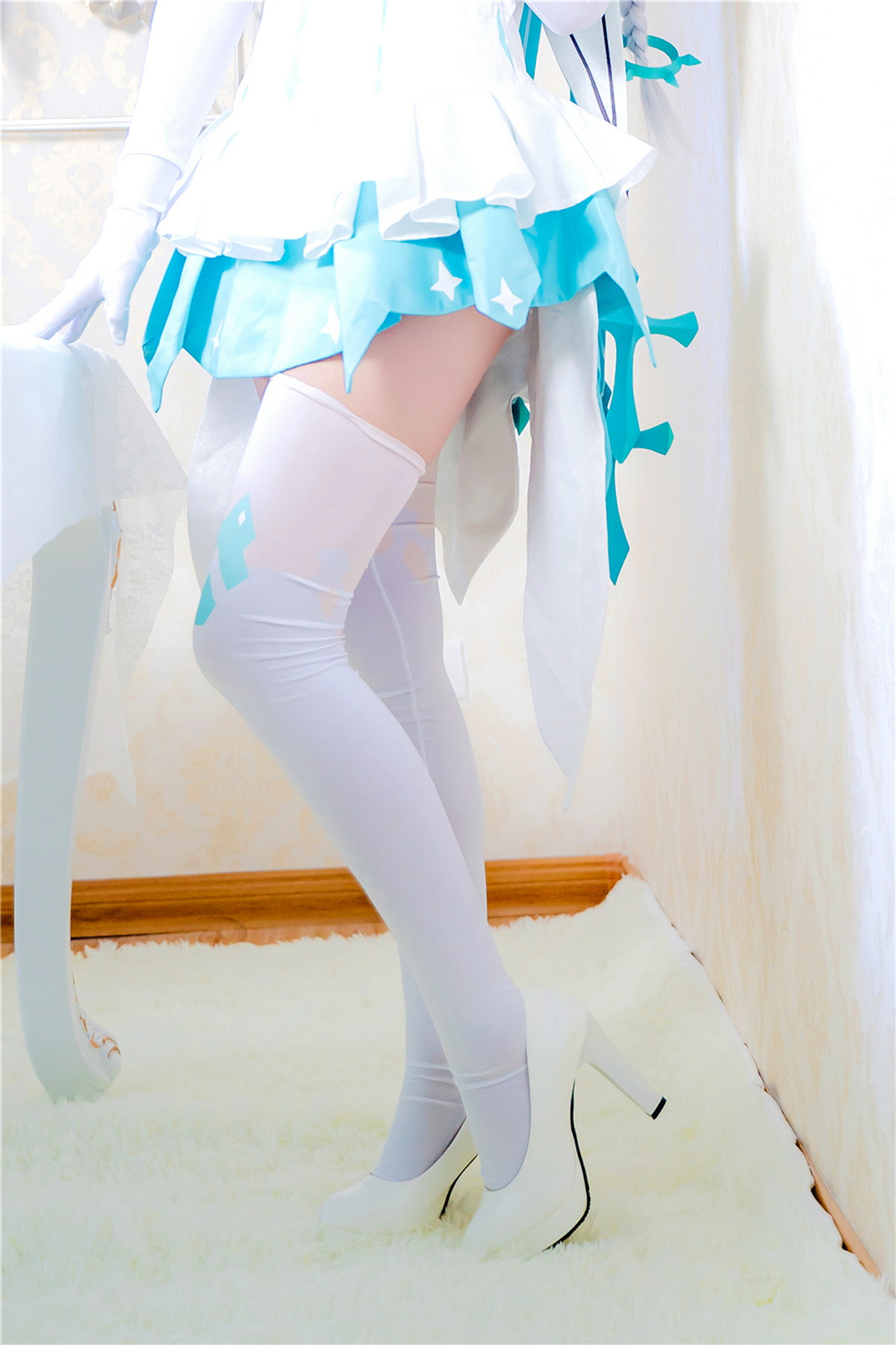 Xgyw.Net_网络美女墨玉-M琪亚娜主题性感连衣短裙配白丝袜秀白嫩肌肤完美身材迷人写真40P