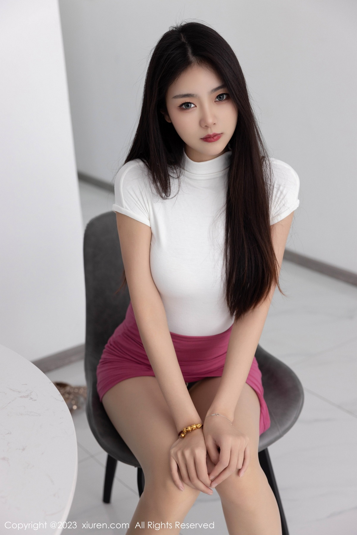 Xgyw.Net_XiuRen第6239期_模特可乐Vicky性感白色收身衣配红短裙超薄肉丝秀美腿诱惑写真77P