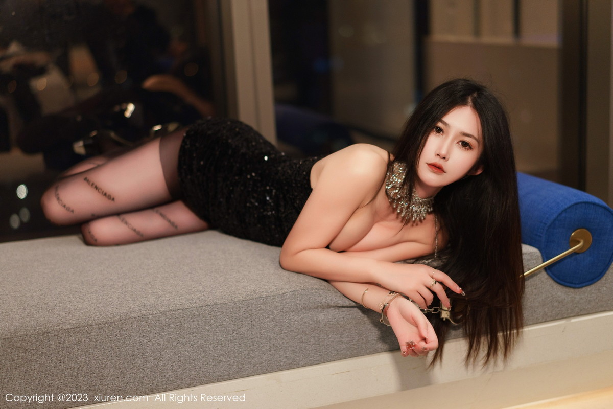 Xgyw.Net_XiuRen第6244期_模特laura阿姣黑色露肩连衣短裙配超薄黑丝秀翘臀美腿诱惑写真90P