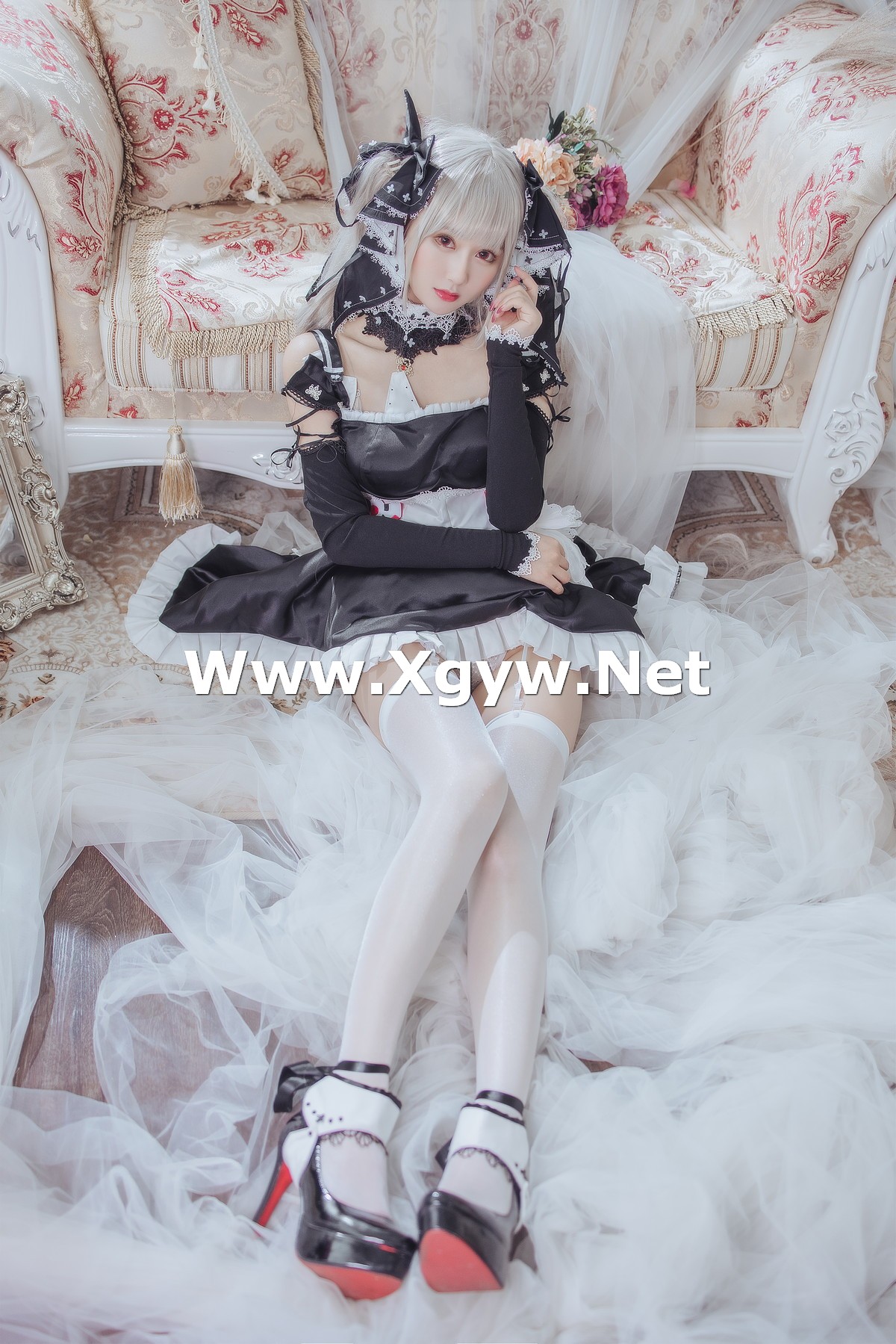 Xgyw.Net_网络美女羽生三未可畏主题私房性感黑色女仆装配白丝吊袜秀美腿玉足迷人写真46P
