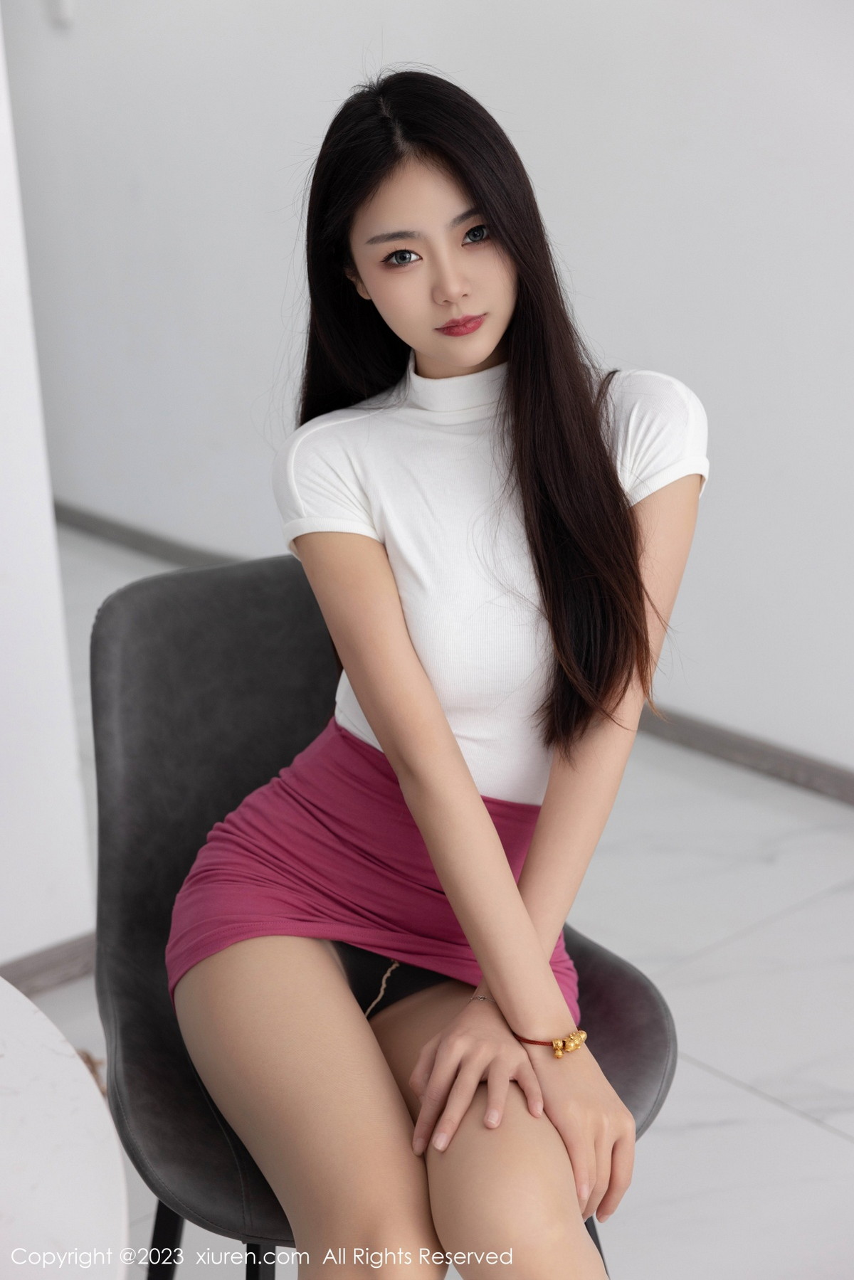 Xgyw.Net_XiuRen第6239期_模特可乐Vicky性感白色收身衣配红短裙超薄肉丝秀美腿诱惑写真77P
