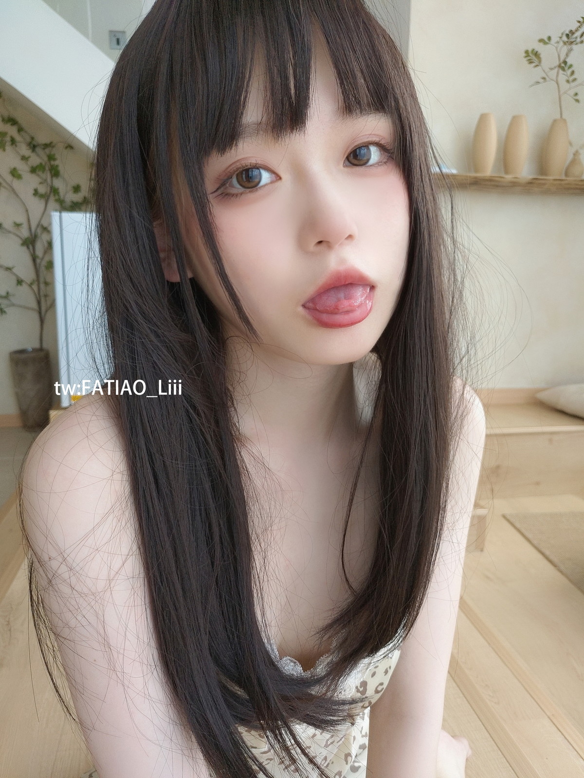 Xgyw.Net_网络美女迷之呆梨姐姐的睡衣主题私房半脱睡衣露性感豹纹内裤秀翘臀诱惑写真100P