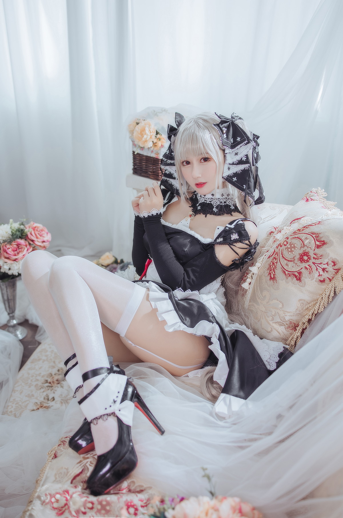 Xgyw.Net_网络美女羽生三未可畏主题私房性感黑色女仆装配白丝吊袜秀美腿玉足迷人写真46P
