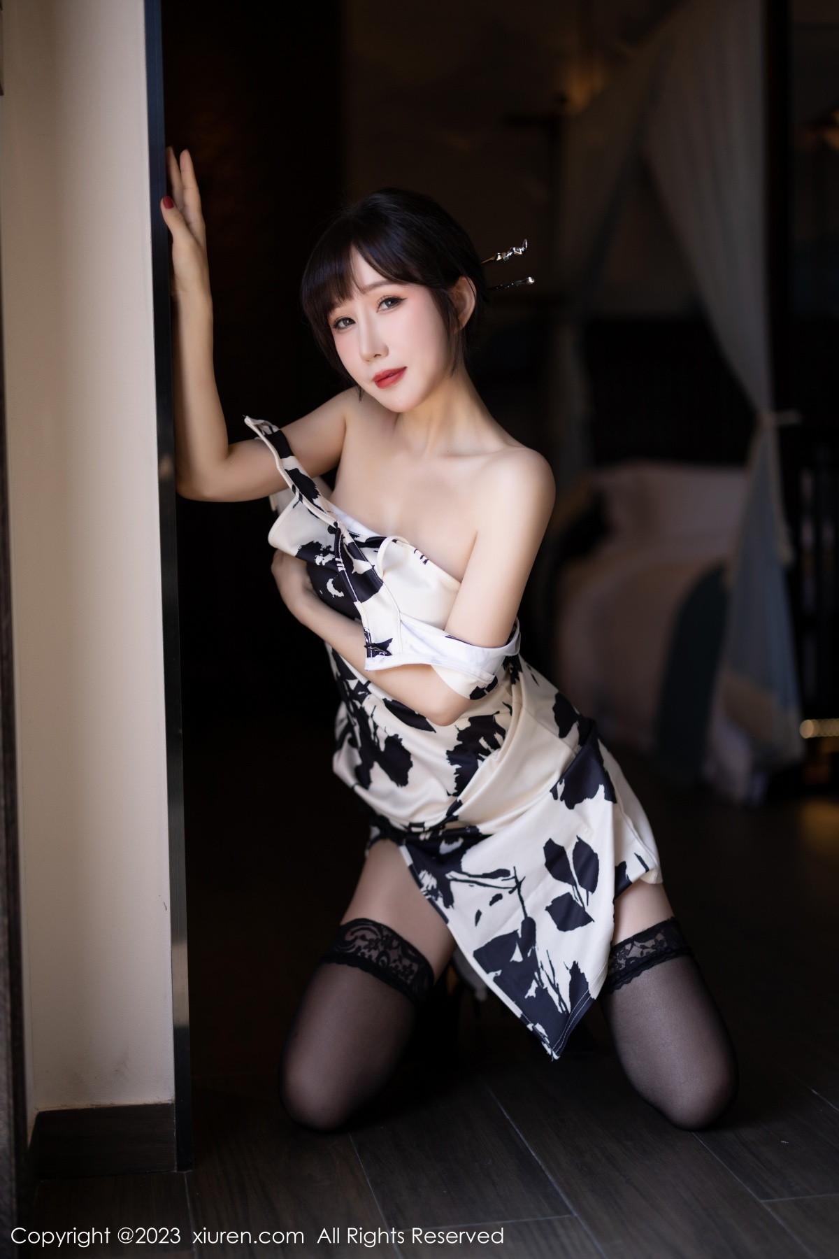 Xgyw.Net_XiuRen第6241期_模特波巧酱脱白色带图案旗袍露性感黑色蕾丝内衣迷人诱惑写真88P