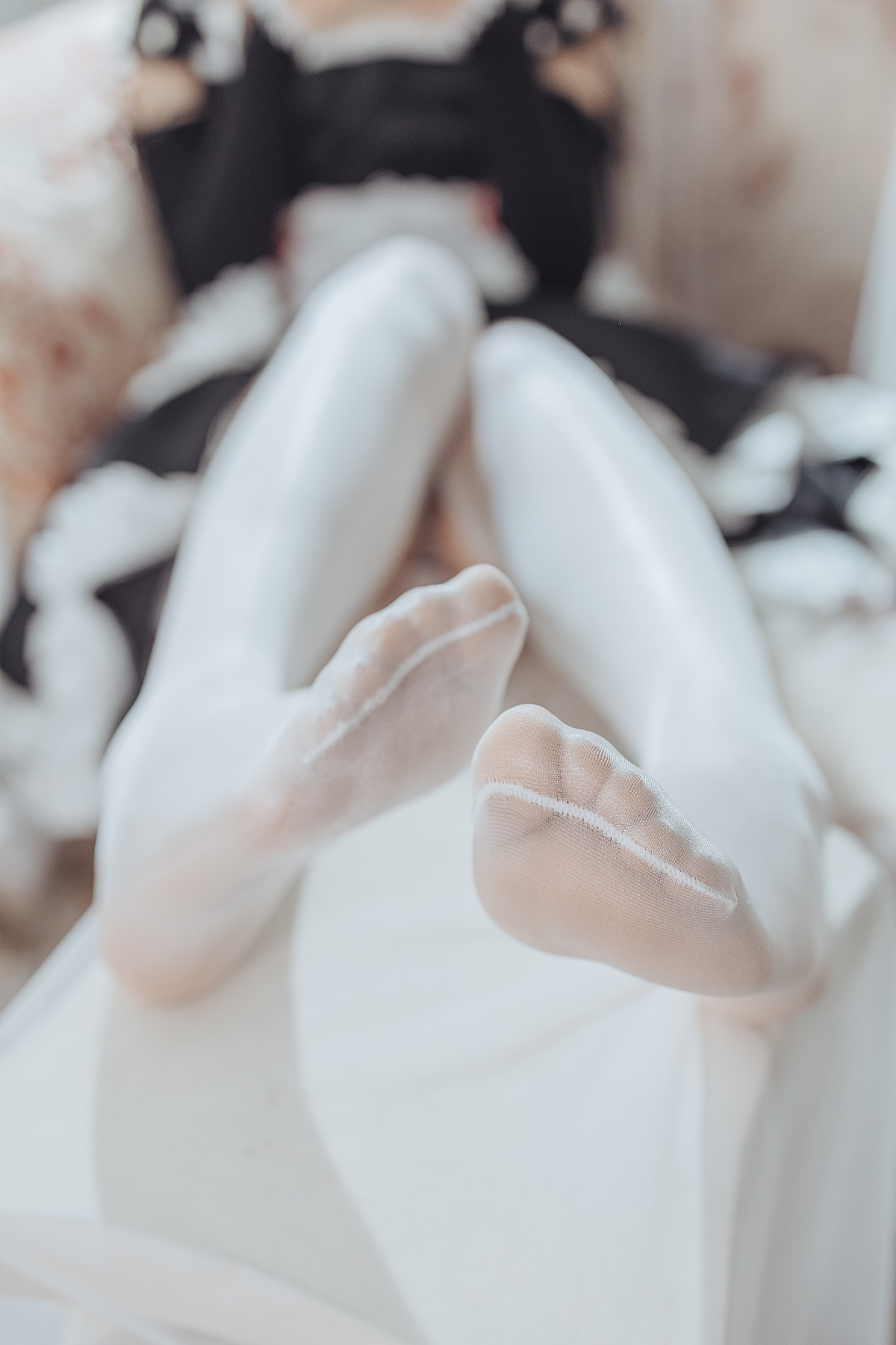 Xgyw.Net_网络美女羽生三未可畏主题私房性感黑色女仆装配白丝吊袜秀美腿玉足迷人写真46P