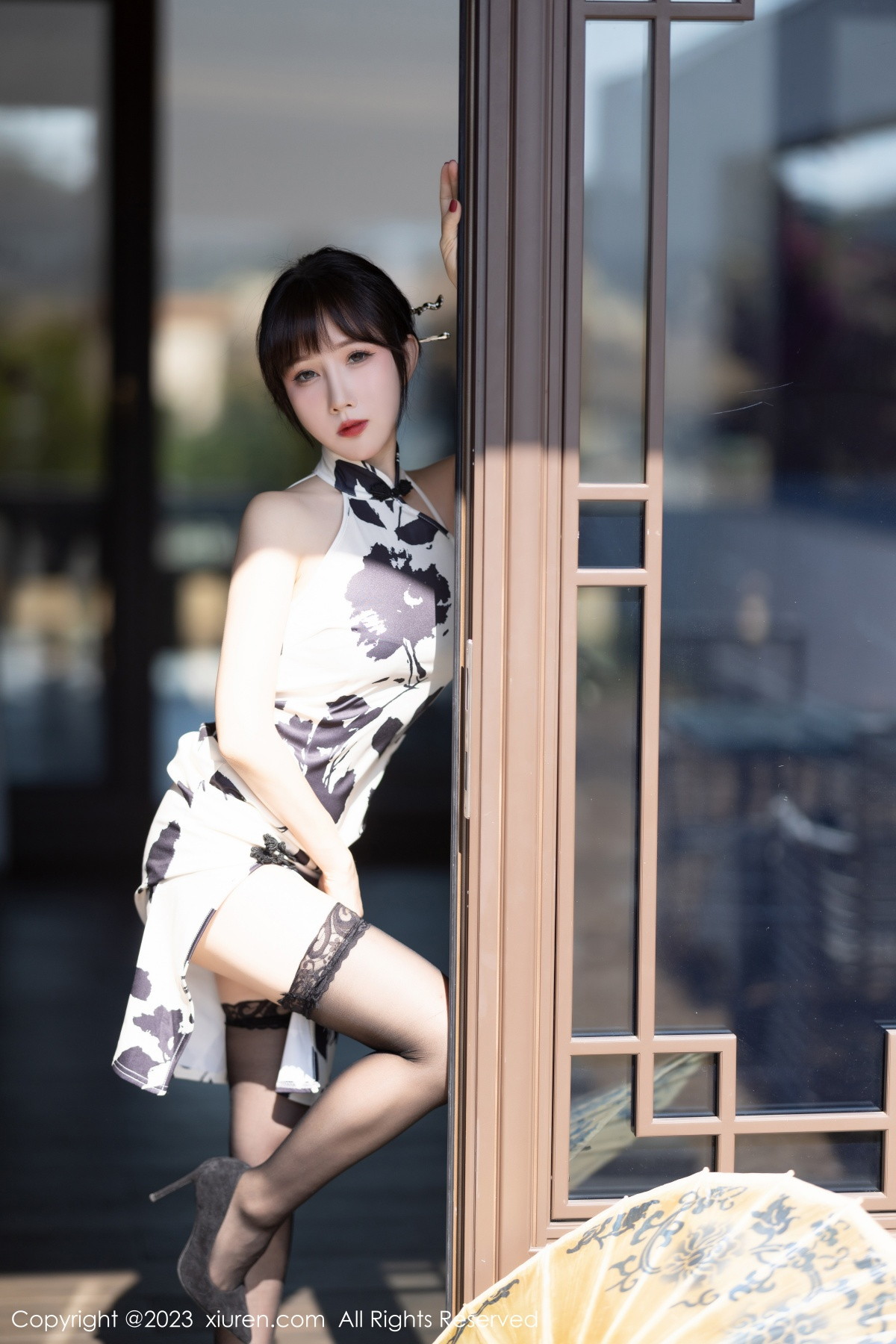 Xgyw.Net_XiuRen第6241期_模特波巧酱脱白色带图案旗袍露性感黑色蕾丝内衣迷人诱惑写真88P