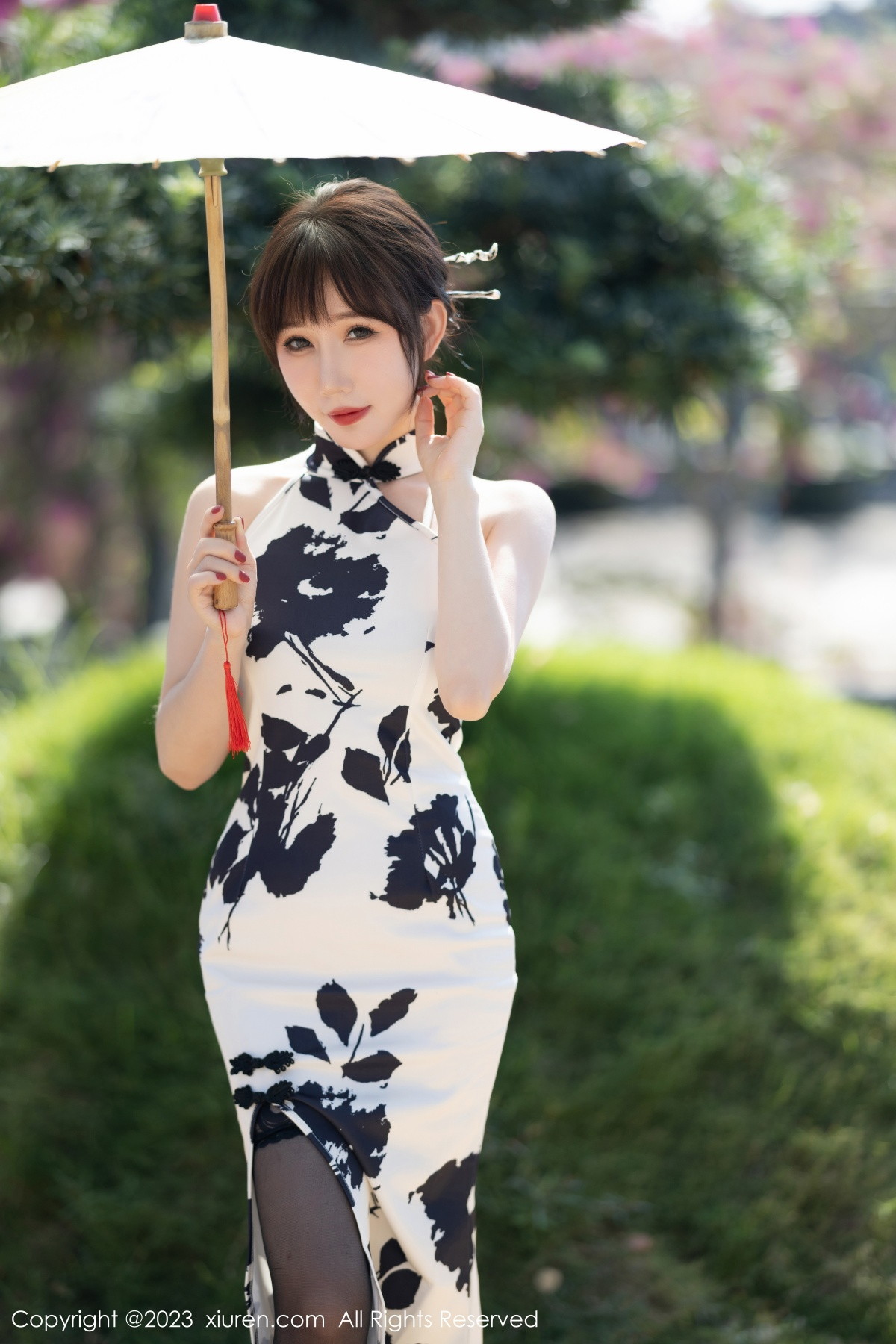Xgyw.Net_XiuRen第6241期_模特波巧酱脱白色带图案旗袍露性感黑色蕾丝内衣迷人诱惑写真88P