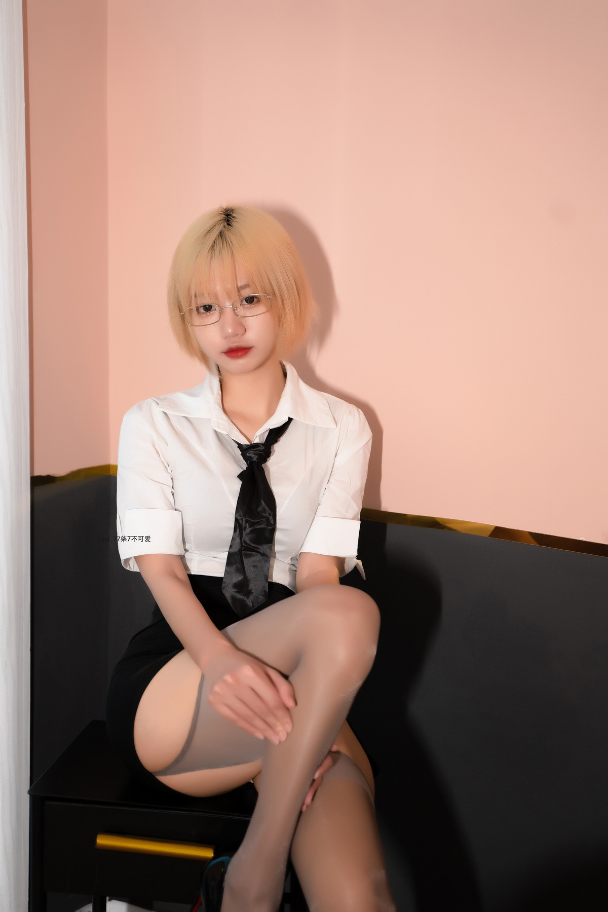 Xgyw.Net_动漫博主柒柒要乖哦黑丝制服主题性感白T配黑色短裙露闪亮肉丝秀美腿诱惑写真100P