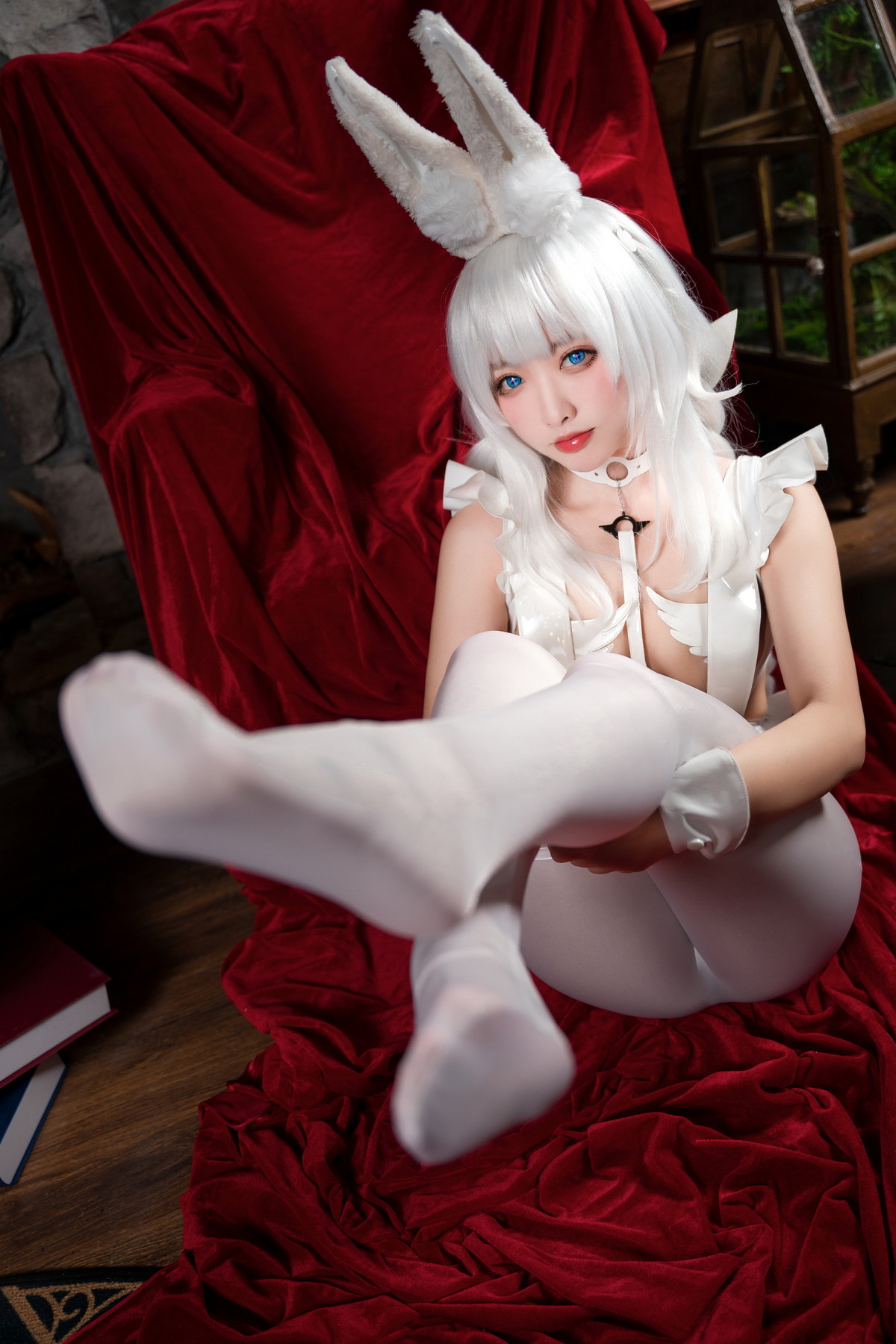 Xgyw.Net_网络美女宫本樱樱饼恶毒主题性感白色皮质连体内衣配白丝袜秀完美身材诱惑写真35P