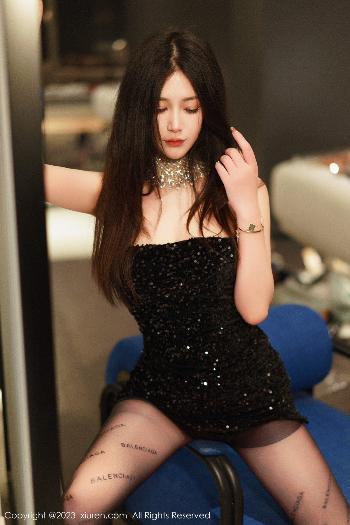Xgyw.Net_XiuRen第6244期_模特laura阿姣黑色露肩连衣短裙配超薄黑丝秀翘臀美腿诱惑写真90P