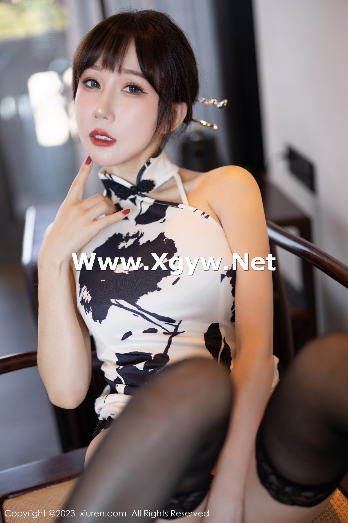 Xgyw.Net_XiuRen第6241期_模特波巧酱脱白色带图案旗袍露性感黑色蕾丝内衣迷人诱惑写真88P