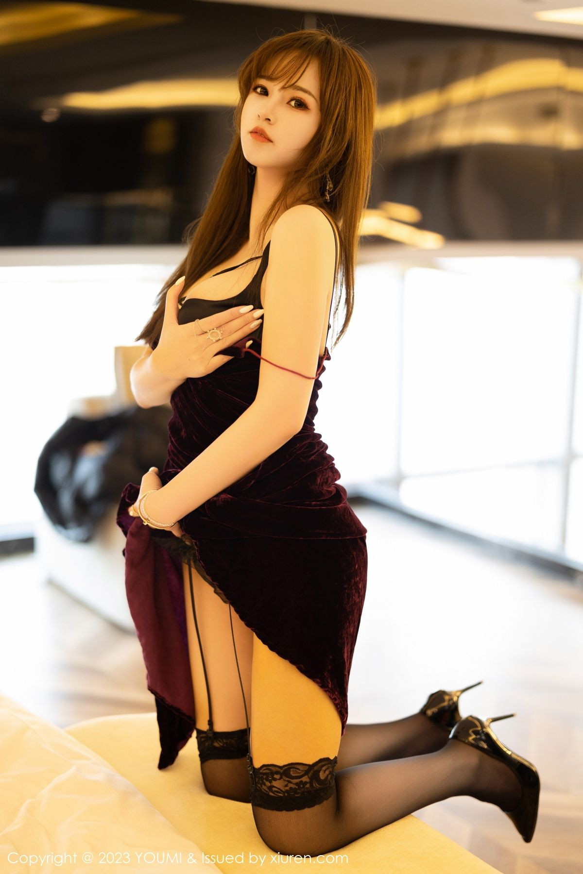 Xgyw.Net_[YouMi尤蜜荟]Vol.899_模特icy猪性感黑色吊裙配黑丝吊袜秀魔鬼凹凸身材迷人诱惑写真71P