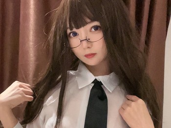 网络青春美女51酱真空没有小内内肉丝主题私人性感白T配黑短裙露超薄肉丝惹火骚扰写真52P