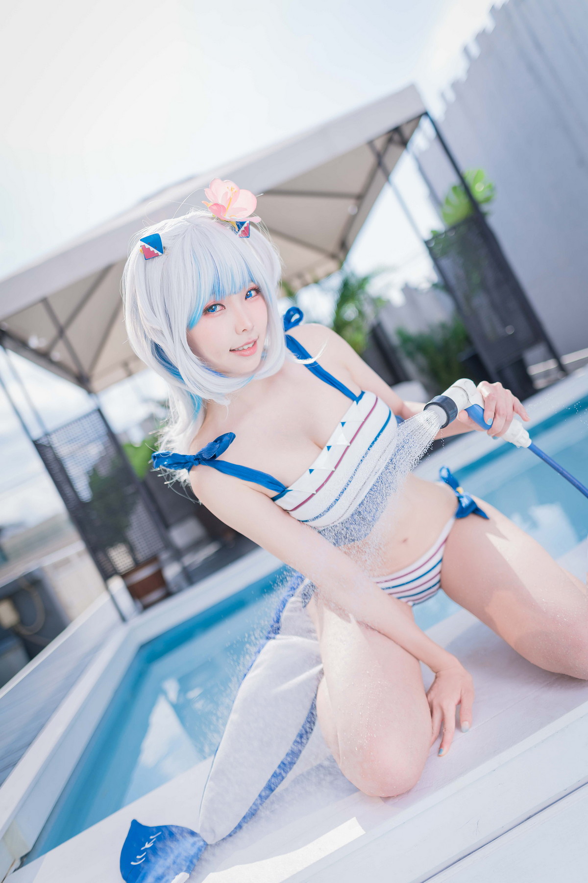 Xgyw.Net_Coser妹子Ely_eee-Gawr Gura Swimsuit主题户外性感横条泳衣秀完美身材诱惑写真26P