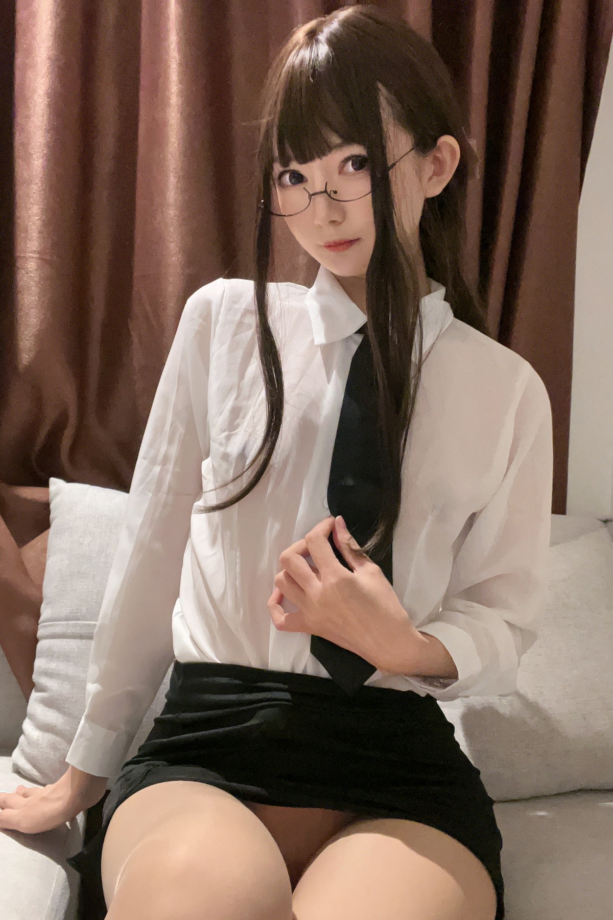 Xgyw.Net_网络美女51酱真空无内肉丝主题私房性感白T配黑短裙露超薄肉丝惹火诱惑写真52P