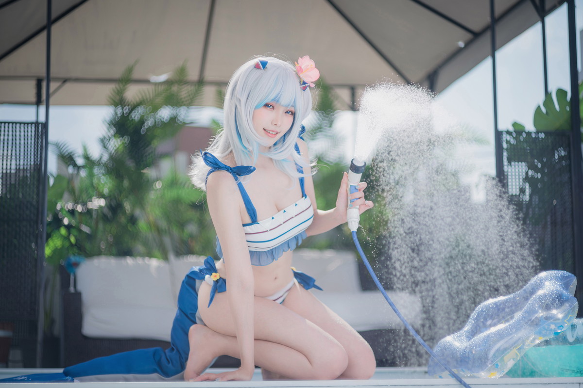 Xgyw.Net_Coser妹子Ely_eee-Gawr Gura Swimsuit主题户外性感横条泳衣秀完美身材诱惑写真26P