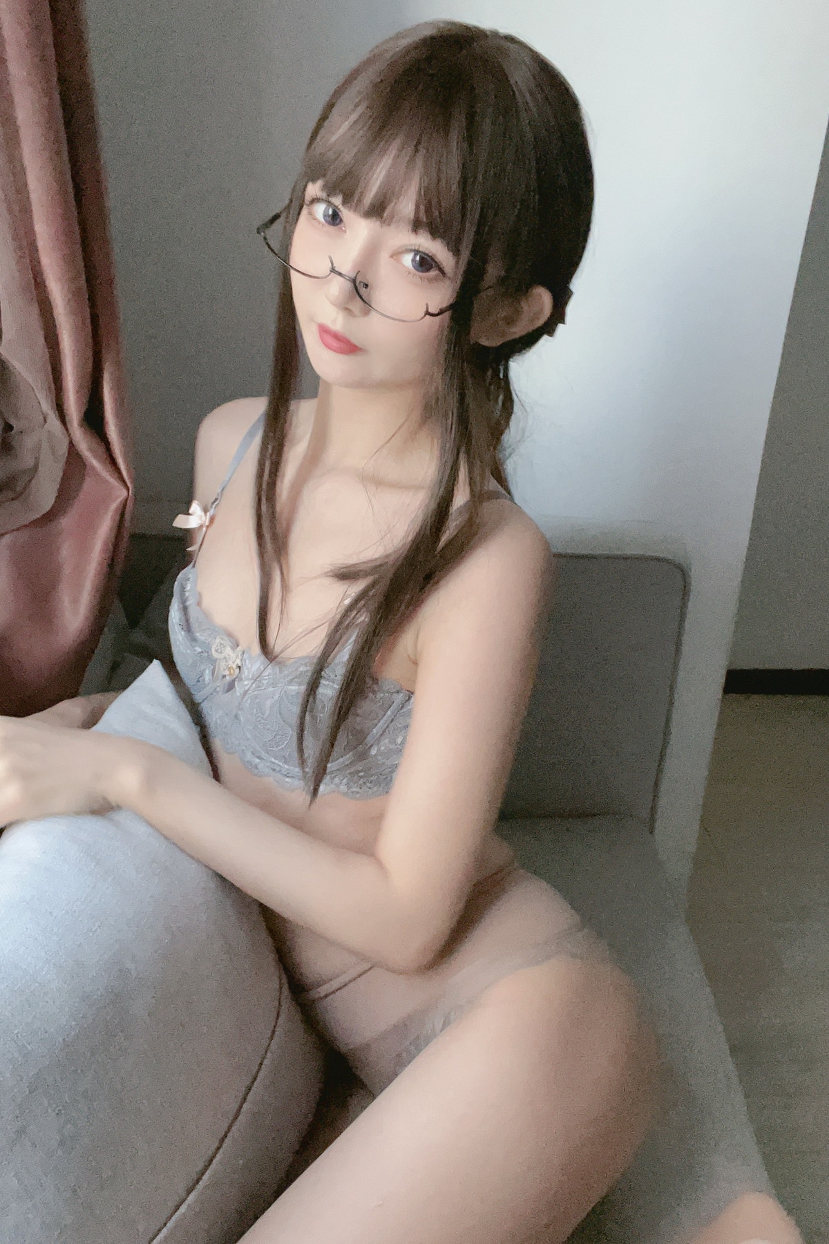 Xgyw.Net_网络美女51酱真空无内肉丝主题私房性感白T配黑短裙露超薄肉丝惹火诱惑写真52P