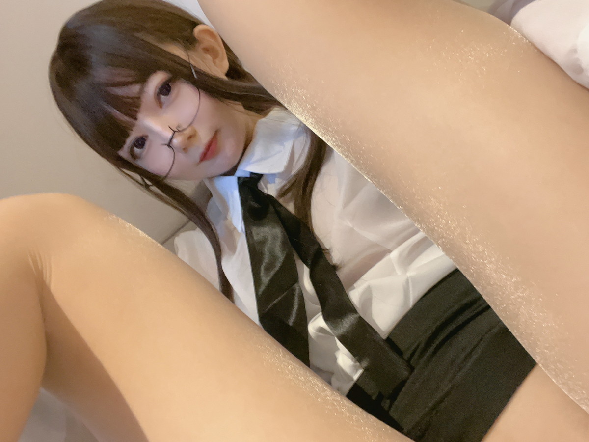 Xgyw.Net_网络美女51酱真空无内肉丝主题私房性感白T配黑短裙露超薄肉丝惹火诱惑写真52P