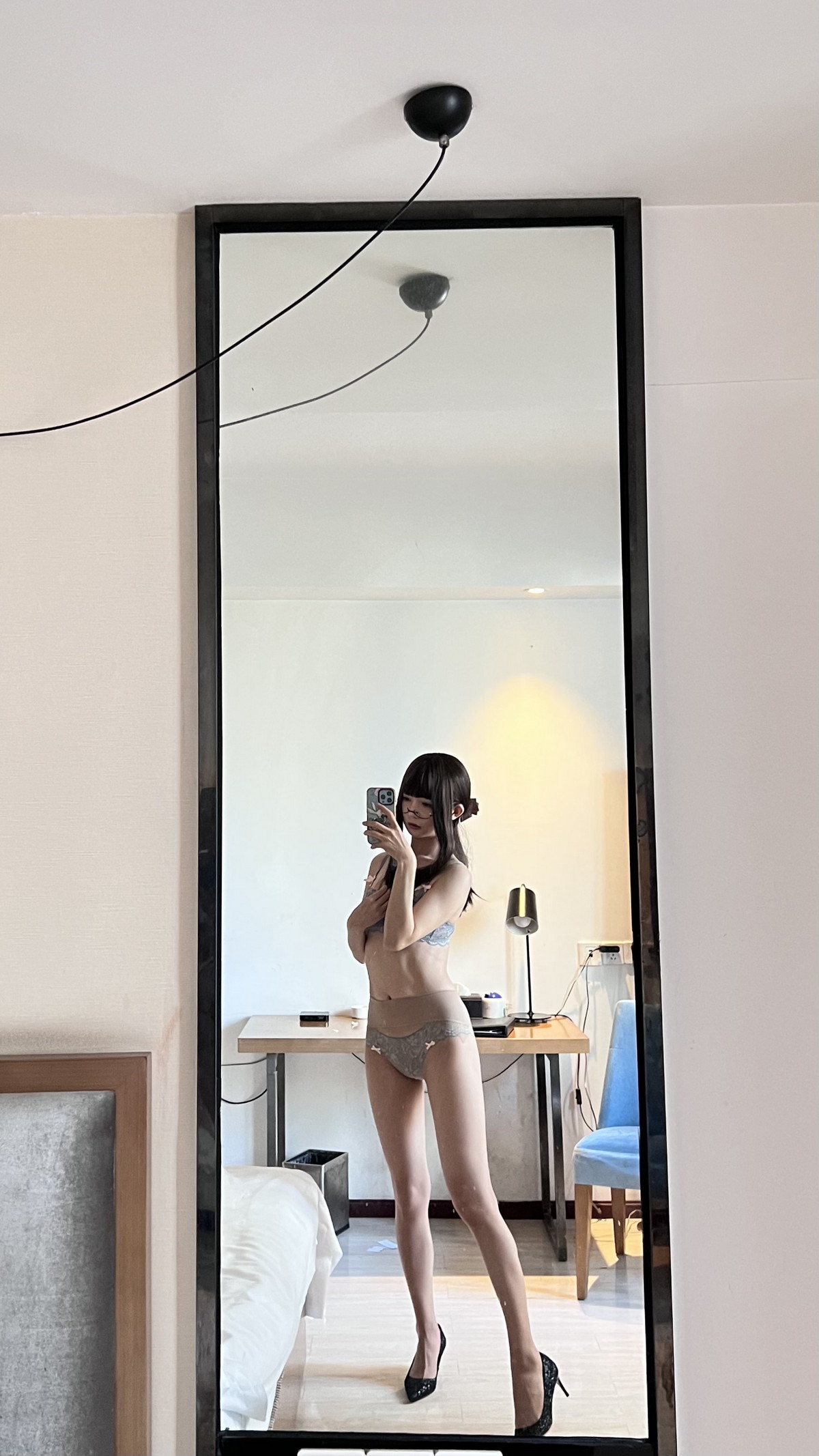 Xgyw.Net_网络美女51酱真空无内肉丝主题私房性感白T配黑短裙露超薄肉丝惹火诱惑写真52P
