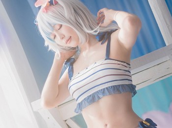 Coser小小妹妹Ely_eee-Gawr Gura Swimsuit主题户外性感横条比基尼泳衣秀完美身材骚扰写真26P