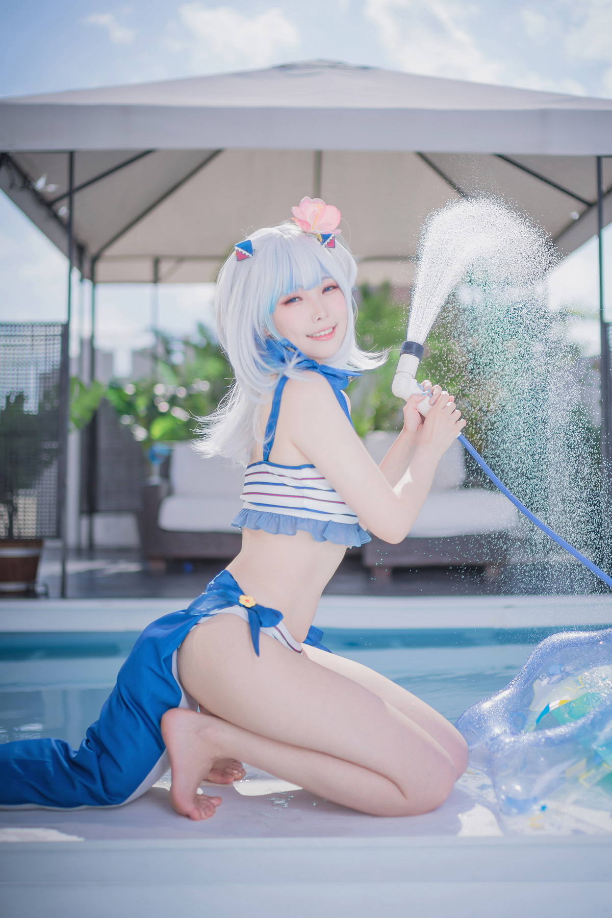 Xgyw.Net_Coser妹子Ely_eee-Gawr Gura Swimsuit主题户外性感横条泳衣秀完美身材诱惑写真26P