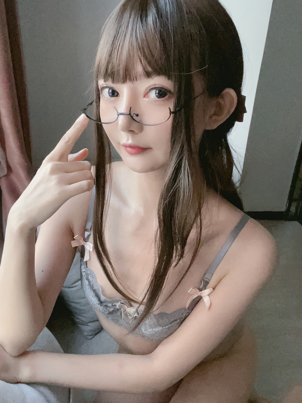 Xgyw.Net_网络美女51酱真空无内肉丝主题私房性感白T配黑短裙露超薄肉丝惹火诱惑写真52P