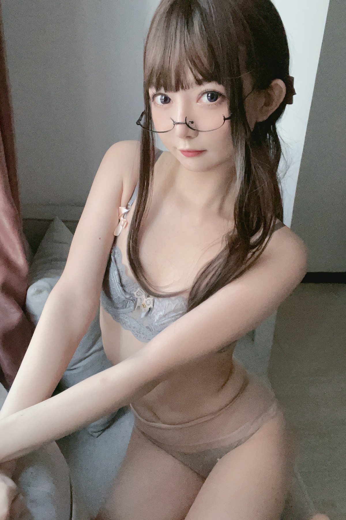 Xgyw.Net_网络美女51酱真空无内肉丝主题私房性感白T配黑短裙露超薄肉丝惹火诱惑写真52P