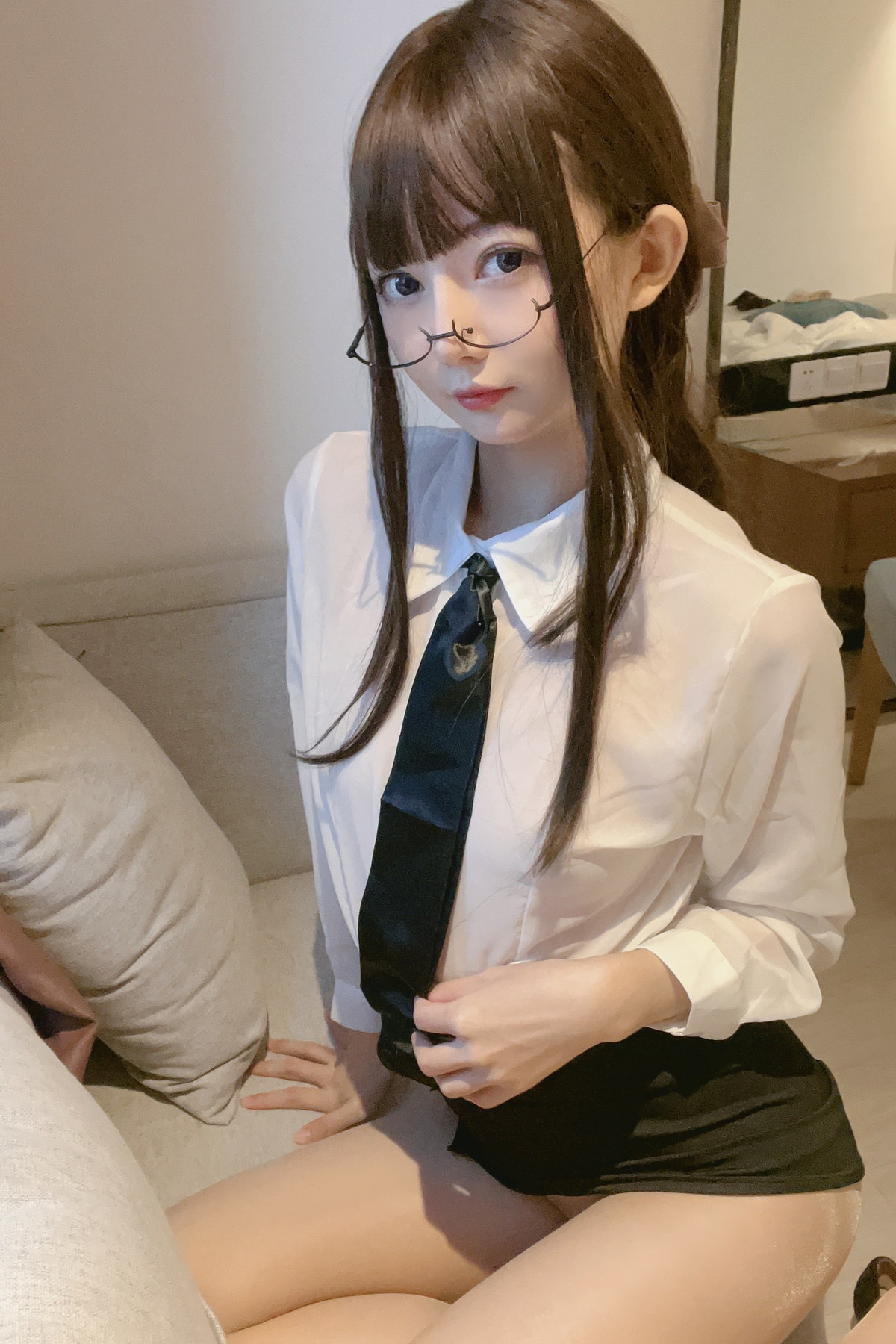 Xgyw.Net_网络美女51酱真空无内肉丝主题私房性感白T配黑短裙露超薄肉丝惹火诱惑写真52P