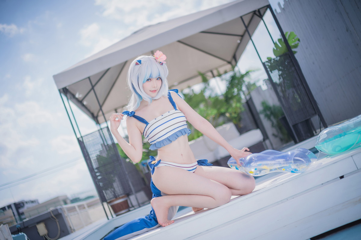 Xgyw.Net_Coser妹子Ely_eee-Gawr Gura Swimsuit主题户外性感横条泳衣秀完美身材诱惑写真26P