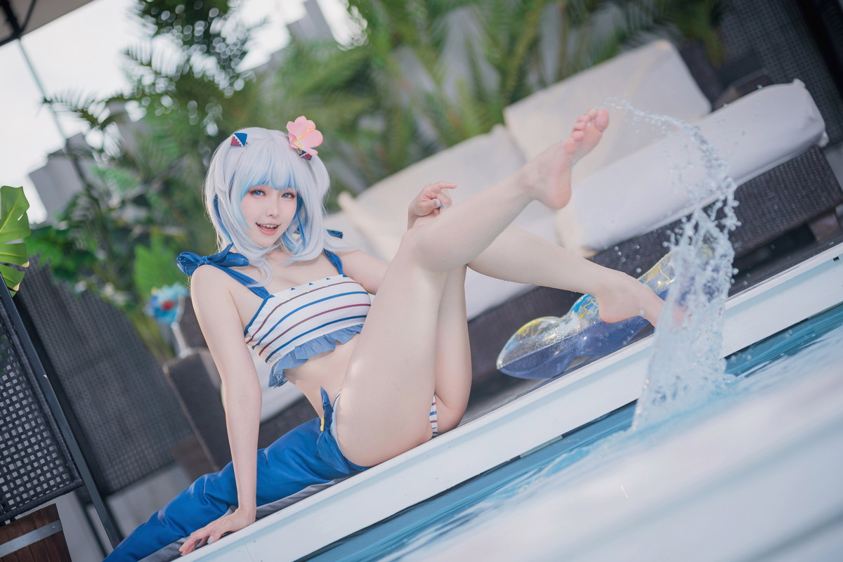 Xgyw.Net_Coser妹子Ely_eee-Gawr Gura Swimsuit主题户外性感横条泳衣秀完美身材诱惑写真26P
