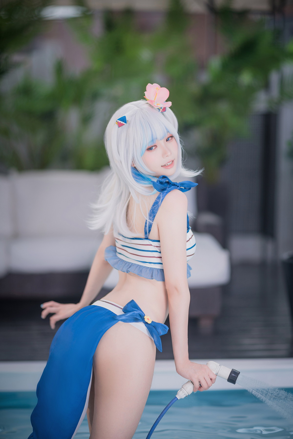 Xgyw.Net_Coser妹子Ely_eee-Gawr Gura Swimsuit主题户外性感横条泳衣秀完美身材诱惑写真26P