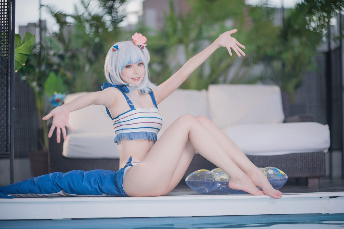 Xgyw.Net_Coser妹子Ely_eee-Gawr Gura Swimsuit主题户外性感横条泳衣秀完美身材诱惑写真26P